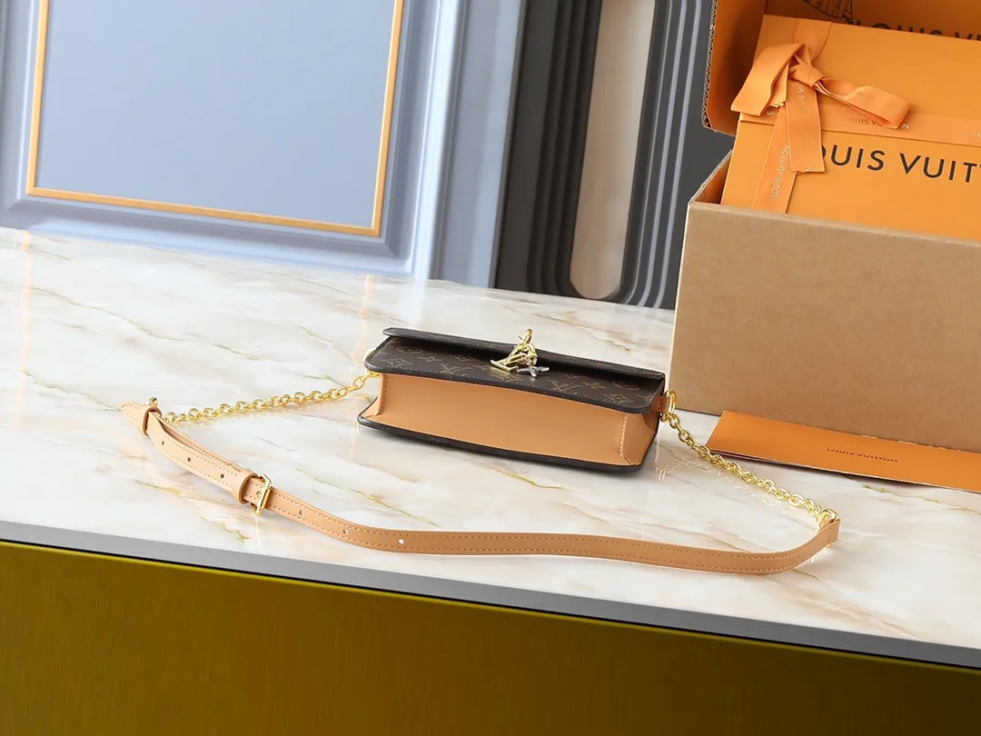 💰240💰Upgraded from the original M14564 M14547 M14581 M14548 This Wallet On Chain handbag is from the Louis Vuitton LV Bloom series. It is cut from cow leather in a fashionable and practical configuration. It's decorated with embellishments inspired by the brand's iconic Monogram pattern. There's plenty of space to store a smartphone, and contrasting metal hardware adds an elegant touch. Dimensions: 20.0 x 11.5 x 4.0 cm (length x height x width)