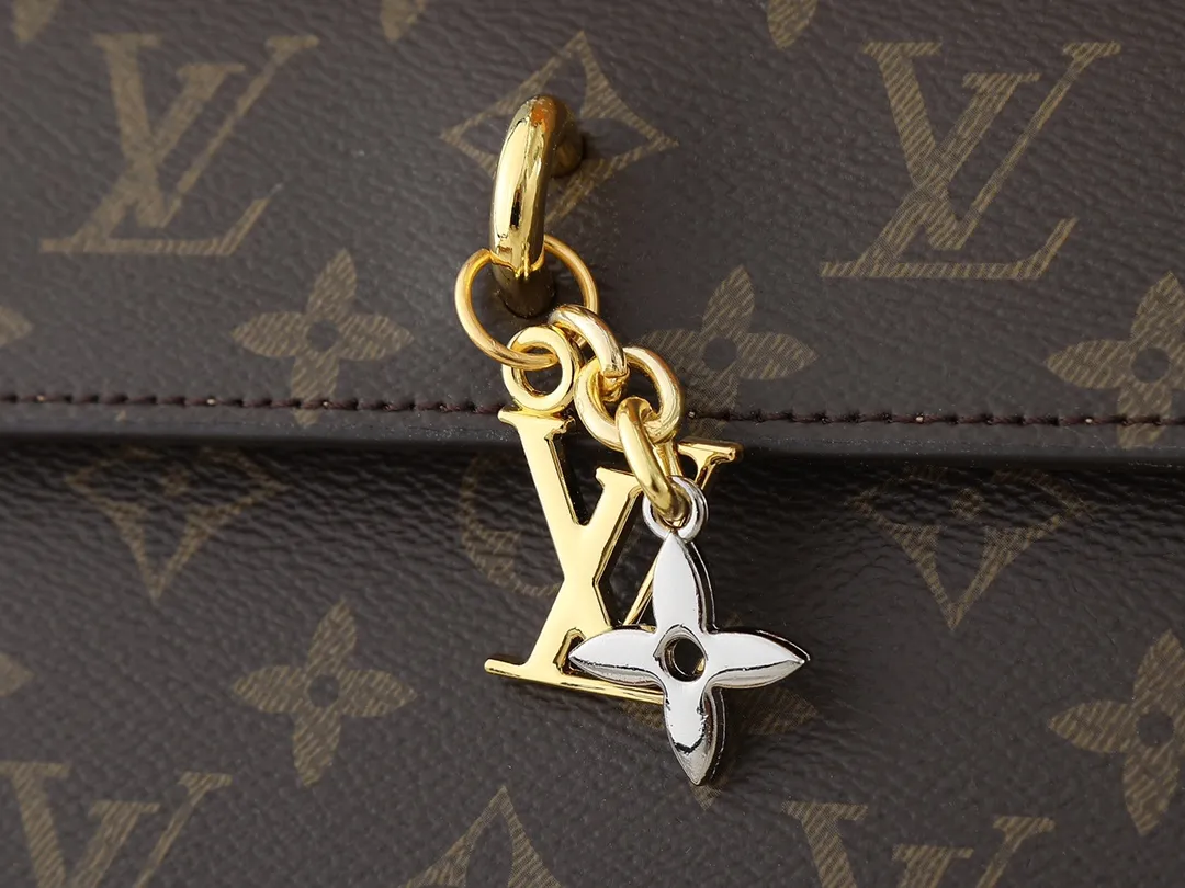 💰240💰Upgraded from the original M14564 M14547 M14581 M14548 This Wallet On Chain handbag is from the Louis Vuitton LV Bloom series. It is cut from cow leather in a fashionable and practical configuration. It's decorated with embellishments inspired by the brand's iconic Monogram pattern. There's plenty of space to store a smartphone, and contrasting metal hardware adds an elegant touch. Dimensions: 20.0 x 11.5 x 4.0 cm (length x height x width)