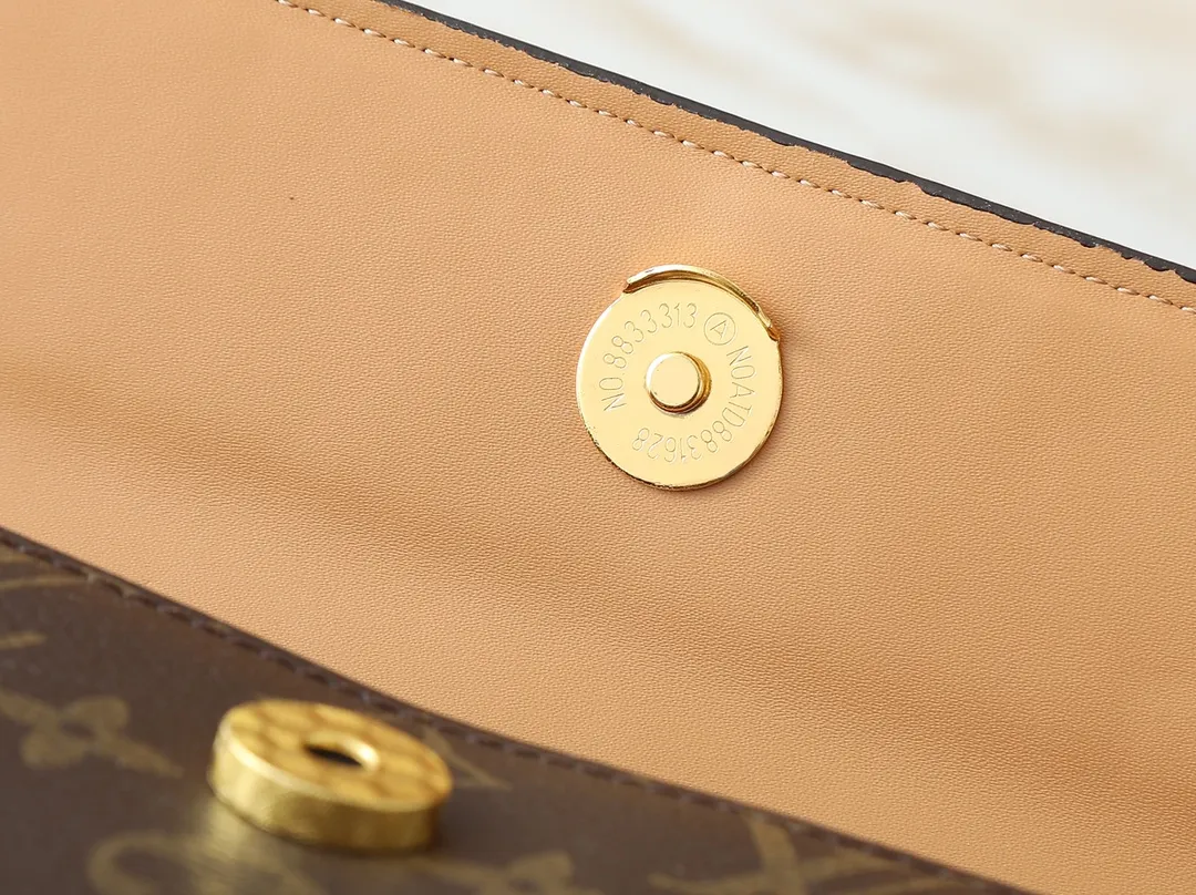 💰240💰Upgraded from the original M14564 M14547 M14581 M14548 This Wallet On Chain handbag is from the Louis Vuitton LV Bloom series. It is cut from cow leather in a fashionable and practical configuration. It's decorated with embellishments inspired by the brand's iconic Monogram pattern. There's plenty of space to store a smartphone, and contrasting metal hardware adds an elegant touch. Dimensions: 20.0 x 11.5 x 4.0 cm (length x height x width)
