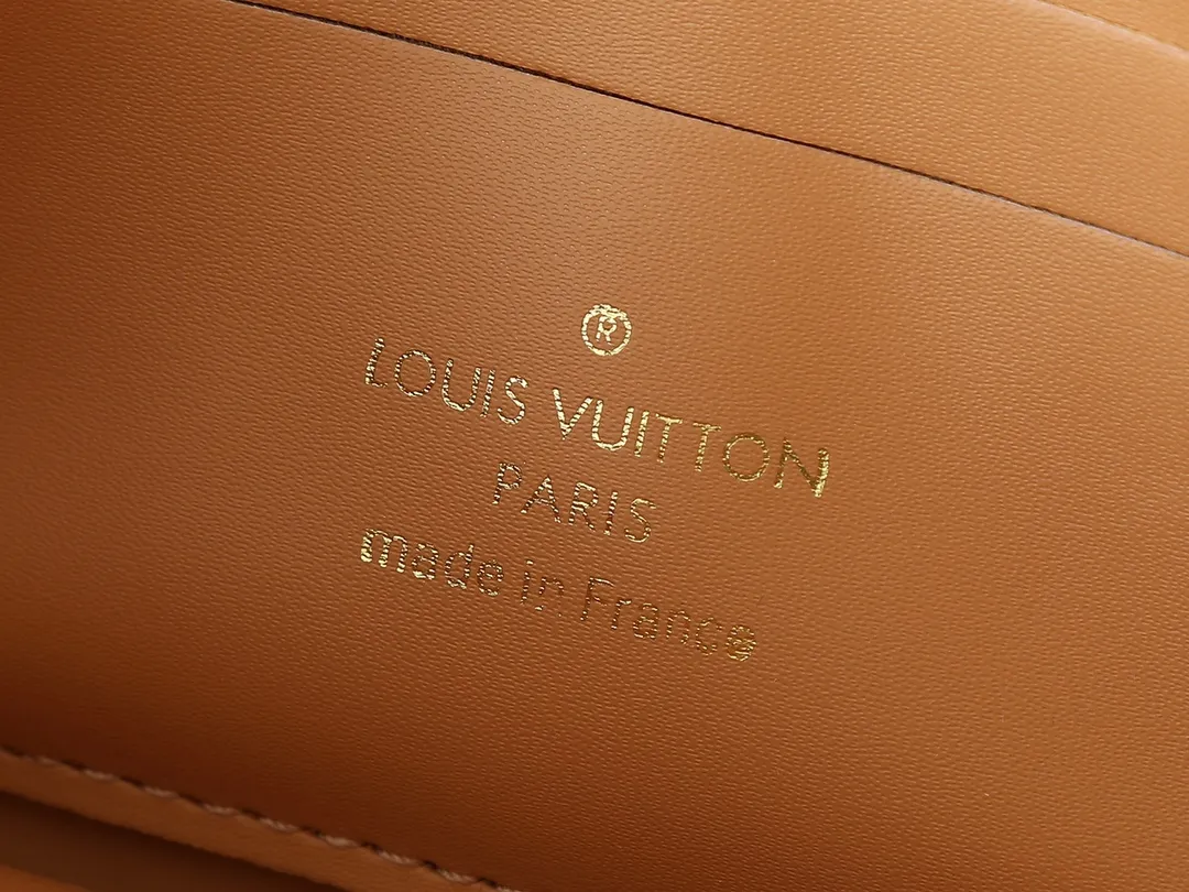 💰240💰Upgraded from the original M14564 M14547 M14581 M14548 This Wallet On Chain handbag is from the Louis Vuitton LV Bloom series. It is cut from cow leather in a fashionable and practical configuration. It's decorated with embellishments inspired by the brand's iconic Monogram pattern. There's plenty of space to store a smartphone, and contrasting metal hardware adds an elegant touch. Dimensions: 20.0 x 11.5 x 4.0 cm (length x height x width)