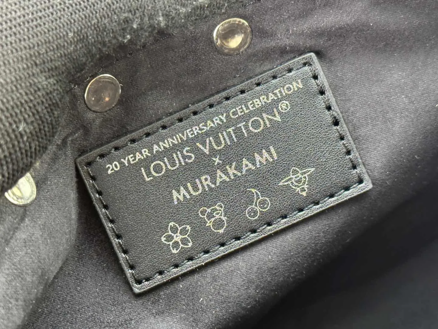P220 M13404 M13663 Black color White color This Pochette Accessoires handbag is made of coated canvas, with colorful Monogram patterns to interpret the smart style of the Louis Vuitton × Murakami cross-border collaboration series. Calf leather trim and dazzling hardware add to the sophisticated details, while the detachable shoulder strap and chain provide flexible carry. Size: 22x13x4cm