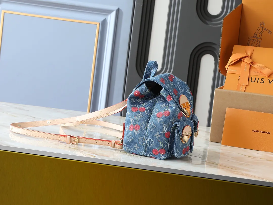 💰320💰Upgraded from the original M13679 M46836 M13031 M13081 This Venice backpack is from the Louis Vuitton x Takashi Murakami replica series. It incorporates personalized cherry embroidery into Monogram denim, using interesting brushwork to interpret the colorful interest painted by Japanese artists. Fine leather outlines the slender shoulder straps, and shiny buckles accentuate the flap and outer pocket. Dimensions: 24.0 x 26.0 x 7.0 cm (length x height x width)