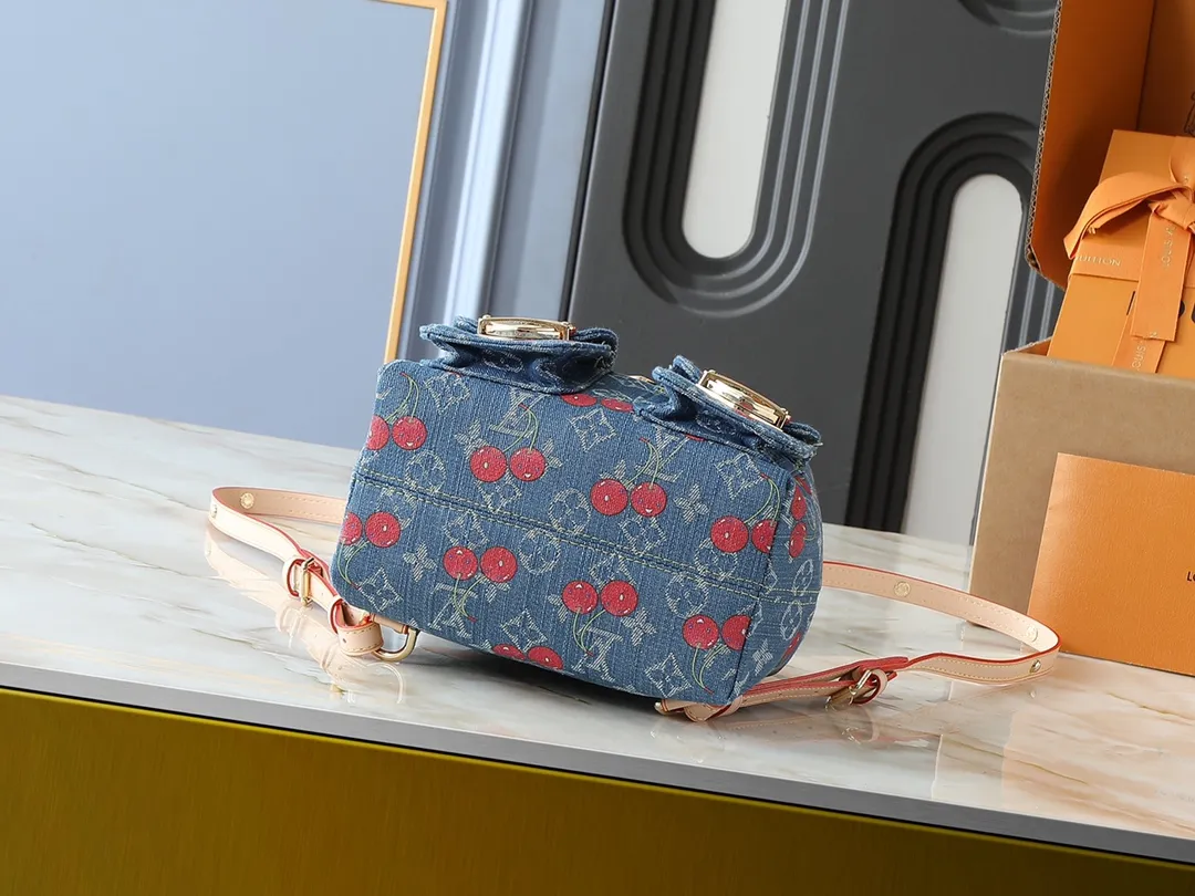 💰320💰Upgraded from the original M13679 M46836 M13031 M13081 This Venice backpack is from the Louis Vuitton x Takashi Murakami replica series. It incorporates personalized cherry embroidery into Monogram denim, using interesting brushwork to interpret the colorful interest painted by Japanese artists. Fine leather outlines the slender shoulder straps, and shiny buckles accentuate the flap and outer pocket. Dimensions: 24.0 x 26.0 x 7.0 cm (length x height x width)