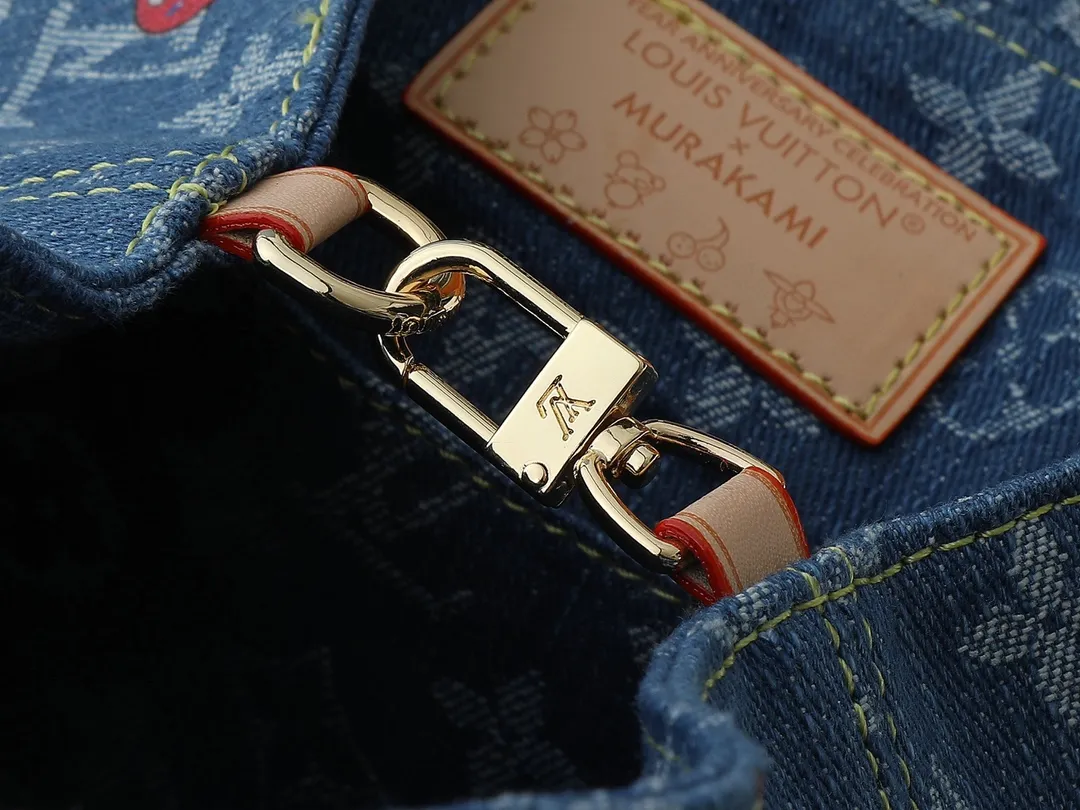 💰320💰Upgraded from the original M13679 M46836 M13031 M13081 This Venice backpack is from the Louis Vuitton x Takashi Murakami replica series. It incorporates personalized cherry embroidery into Monogram denim, using interesting brushwork to interpret the colorful interest painted by Japanese artists. Fine leather outlines the slender shoulder straps, and shiny buckles accentuate the flap and outer pocket. Dimensions: 24.0 x 26.0 x 7.0 cm (length x height x width)