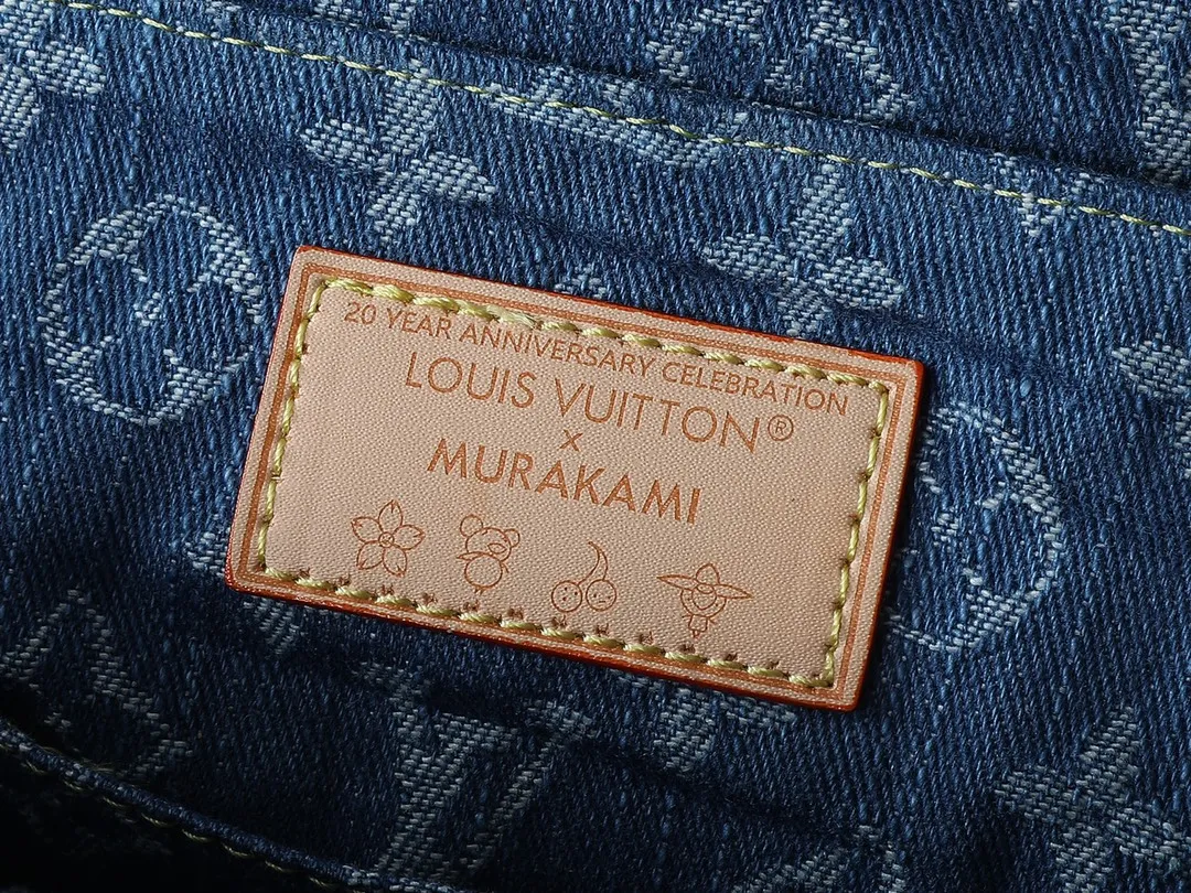 💰320💰Upgraded from the original M13679 M46836 M13031 M13081 This Venice backpack is from the Louis Vuitton x Takashi Murakami replica series. It incorporates personalized cherry embroidery into Monogram denim, using interesting brushwork to interpret the colorful interest painted by Japanese artists. Fine leather outlines the slender shoulder straps, and shiny buckles accentuate the flap and outer pocket. Dimensions: 24.0 x 26.0 x 7.0 cm (length x height x width)