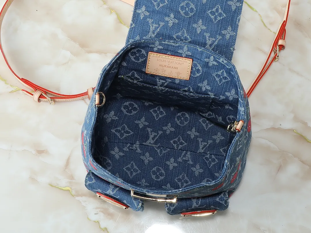 💰320💰Upgraded from the original M13679 M46836 M13031 M13081 This Venice backpack is from the Louis Vuitton x Takashi Murakami replica series. It incorporates personalized cherry embroidery into Monogram denim, using interesting brushwork to interpret the colorful interest painted by Japanese artists. Fine leather outlines the slender shoulder straps, and shiny buckles accentuate the flap and outer pocket. Dimensions: 24.0 x 26.0 x 7.0 cm (length x height x width)