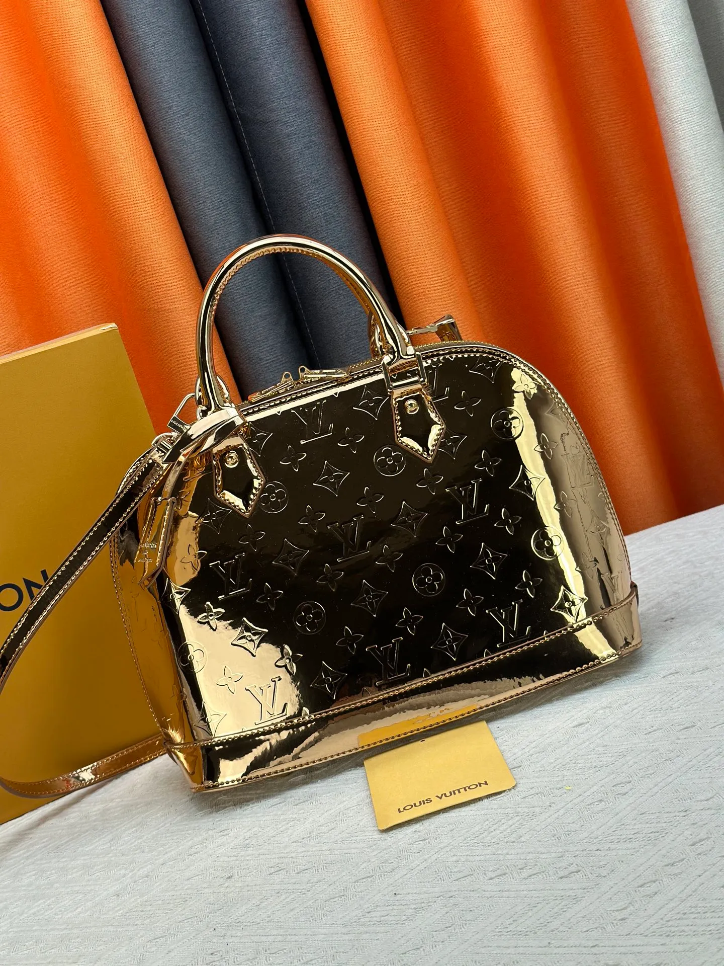 P300 M11835 M53151 The Alma large handbag in the LVSki series draws inspiration from the Louis Vuitton archive hard box. The large Monogram embossed coated canvas renders the new Monogram Miroir effect, highlighting the concept of retro futurism. Spacious interior patch pockets ensure organized storage. Size: 39x30x19cm