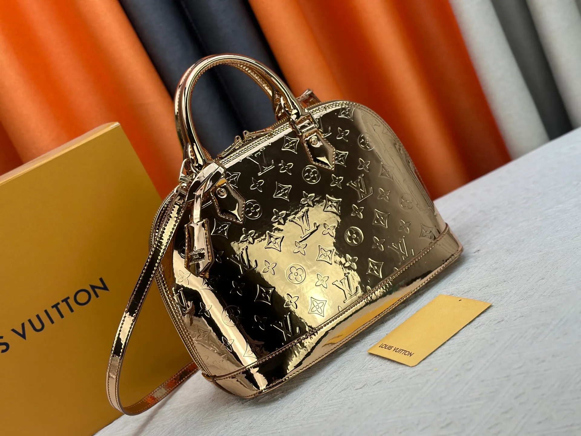 P300 M11835 M53151 The Alma large handbag in the LVSki series draws inspiration from the Louis Vuitton archive hard box. The large Monogram embossed coated canvas renders the new Monogram Miroir effect, highlighting the concept of retro futurism. Spacious interior patch pockets ensure organized storage. Size: 39x30x19cm