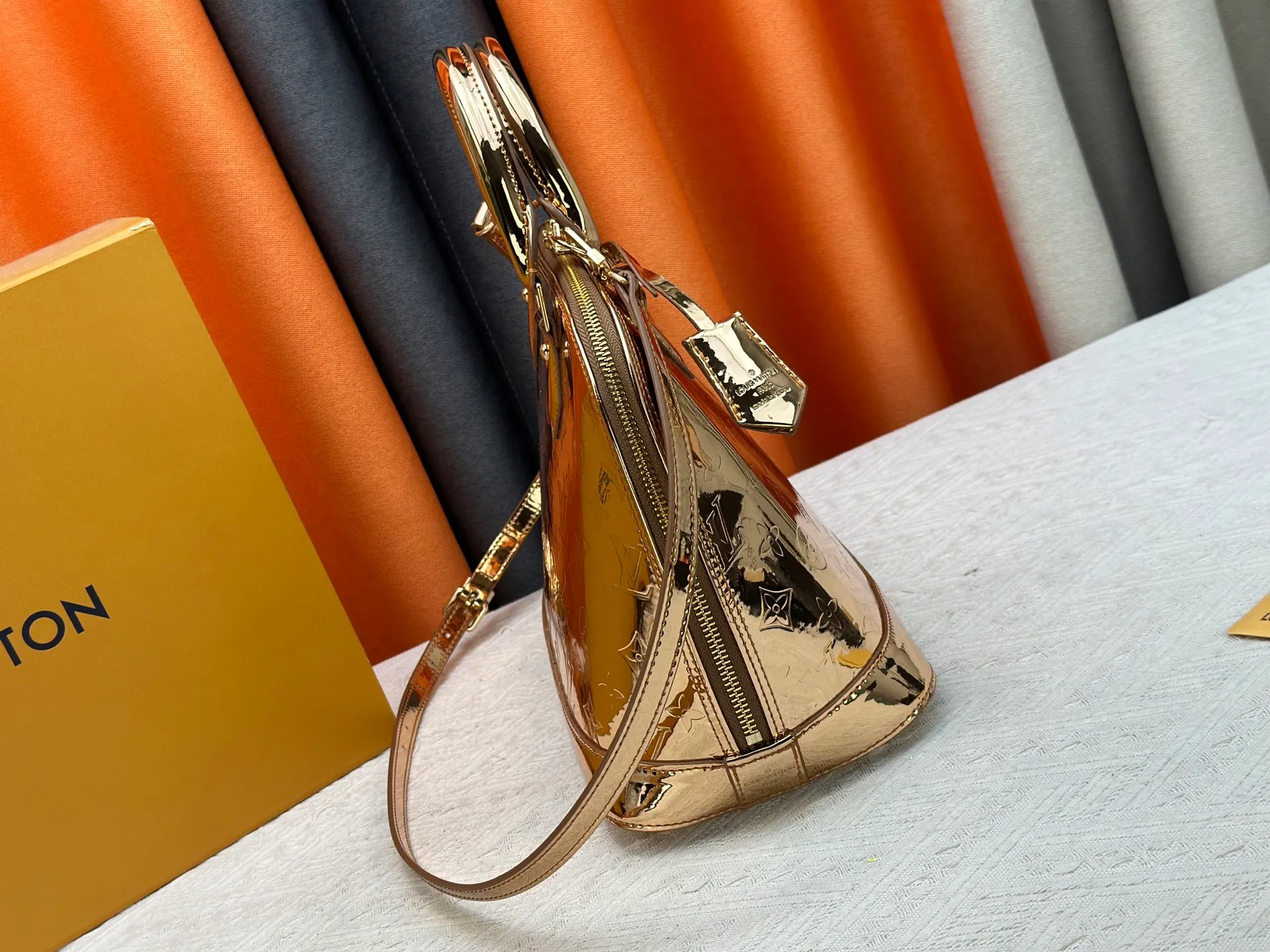 P300 M11835 M53151 The Alma large handbag in the LVSki series draws inspiration from the Louis Vuitton archive hard box. The large Monogram embossed coated canvas renders the new Monogram Miroir effect, highlighting the concept of retro futurism. Spacious interior patch pockets ensure organized storage. Size: 39x30x19cm