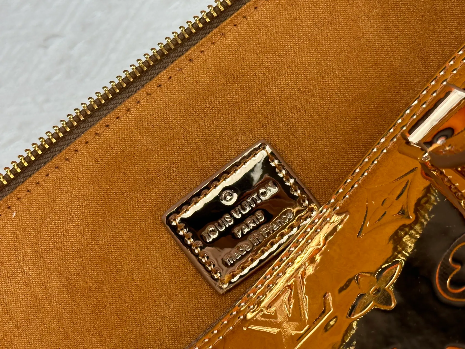 P300 M11835 M53151 The Alma large handbag in the LVSki series draws inspiration from the Louis Vuitton archive hard box. The large Monogram embossed coated canvas renders the new Monogram Miroir effect, highlighting the concept of retro futurism. Spacious interior patch pockets ensure organized storage. Size: 39x30x19cm