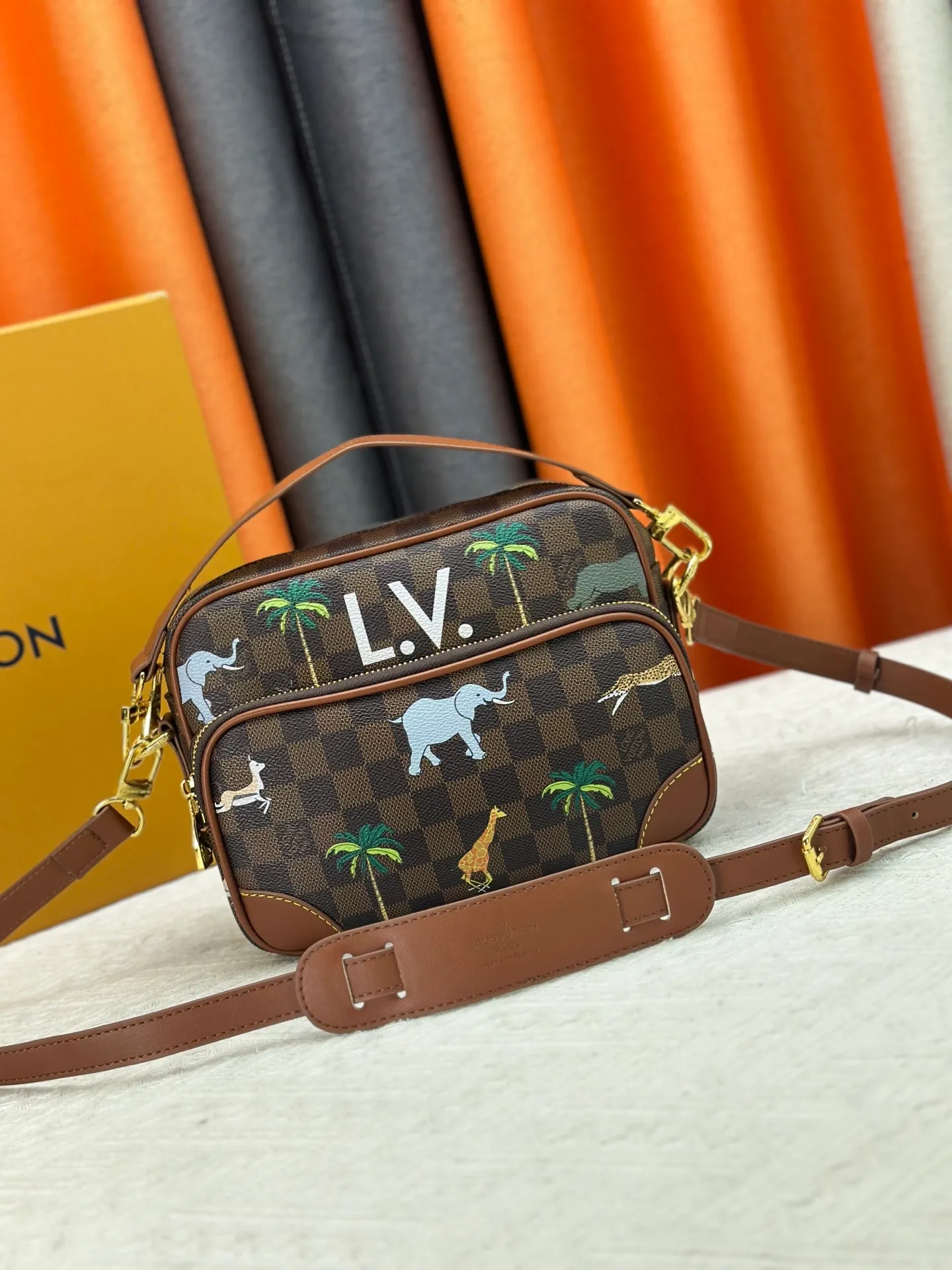 P260 Upgraded original M13987 M14016 M14988 M26068 M15296 M14682 M14025 This Nil handbag shines with the elegant luster of cow leather, and the Louis Vuitton Paris patch is fixed on the front with beaded rivets. The side lock buckle highlights the urban style, and the main compartment zipper pull is embellished with LV lettering. Dimensions: 25.0 x 17.5 x 11.0 cm (length x height x width)