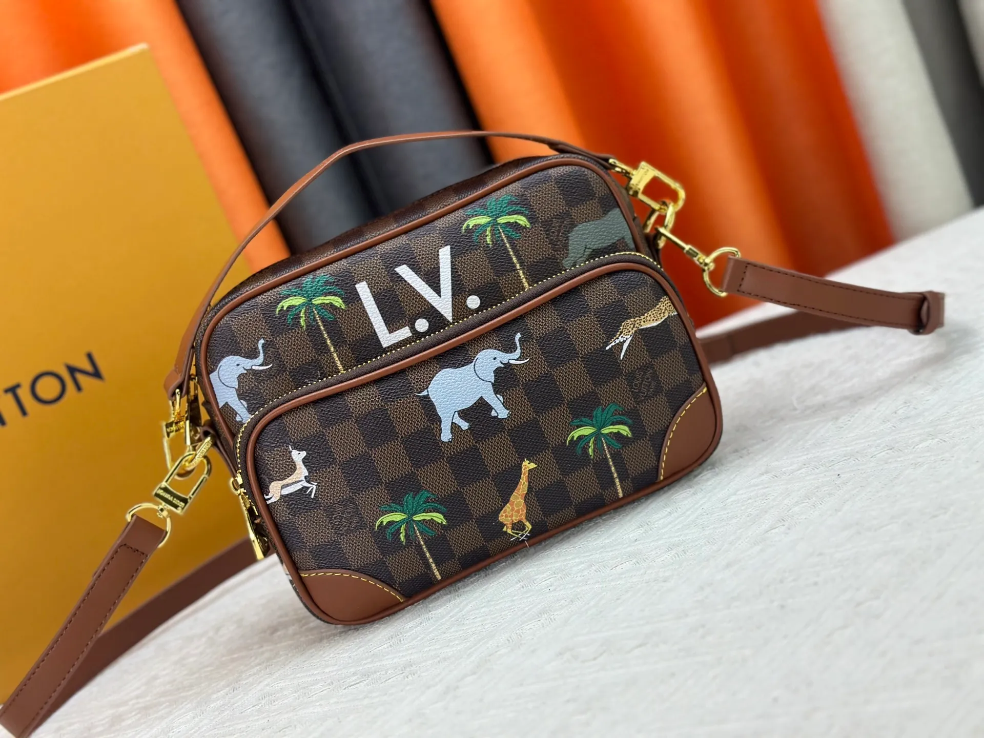 P260 Upgraded original M13987 M14016 M14988 M26068 M15296 M14682 M14025 This Nil handbag shines with the elegant luster of cow leather, and the Louis Vuitton Paris patch is fixed on the front with beaded rivets. The side lock buckle highlights the urban style, and the main compartment zipper pull is embellished with LV lettering. Dimensions: 25.0 x 17.5 x 11.0 cm (length x height x width)