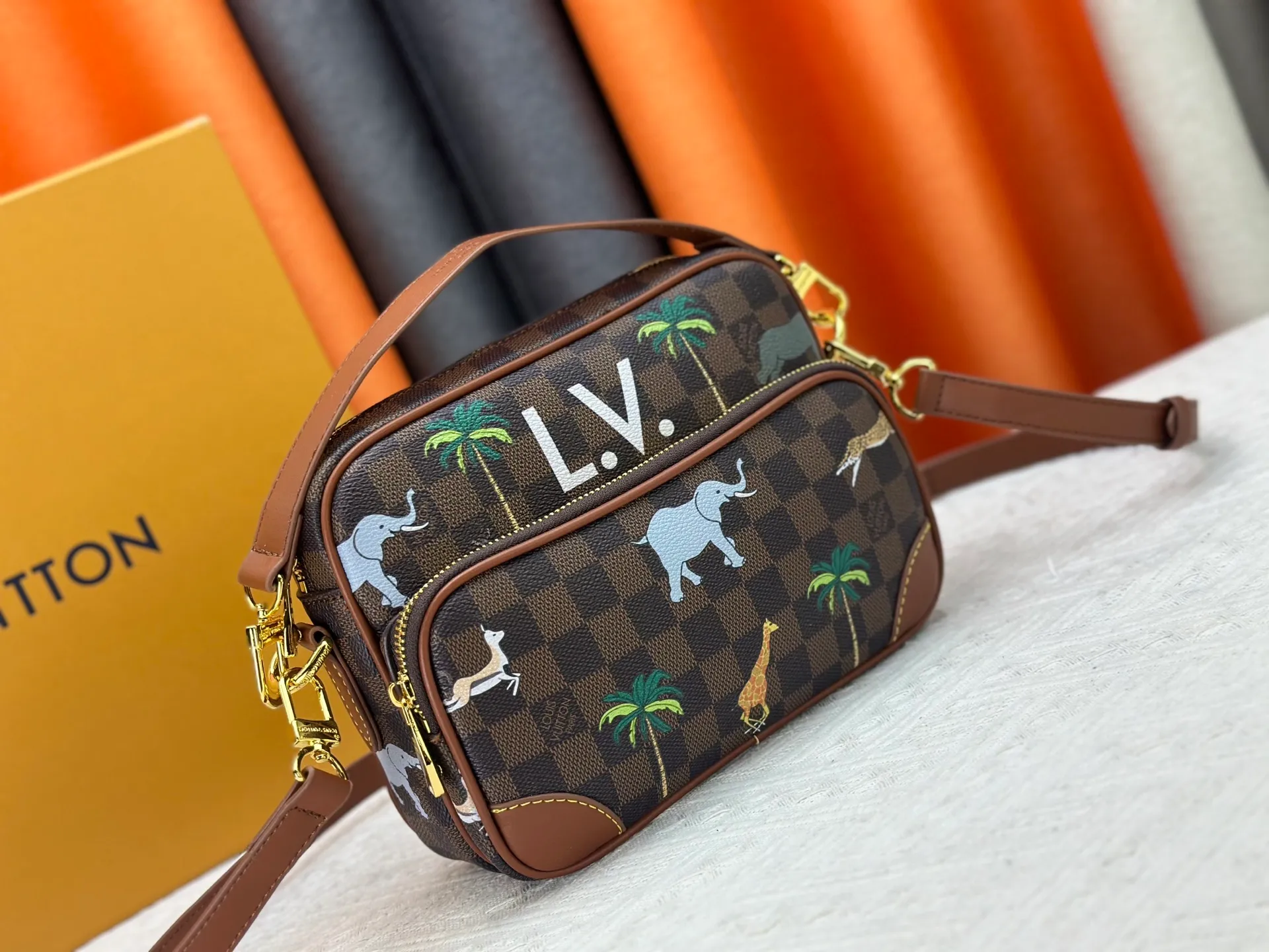 P260 Upgraded original M13987 M14016 M14988 M26068 M15296 M14682 M14025 This Nil handbag shines with the elegant luster of cow leather, and the Louis Vuitton Paris patch is fixed on the front with beaded rivets. The side lock buckle highlights the urban style, and the main compartment zipper pull is embellished with LV lettering. Dimensions: 25.0 x 17.5 x 11.0 cm (length x height x width)