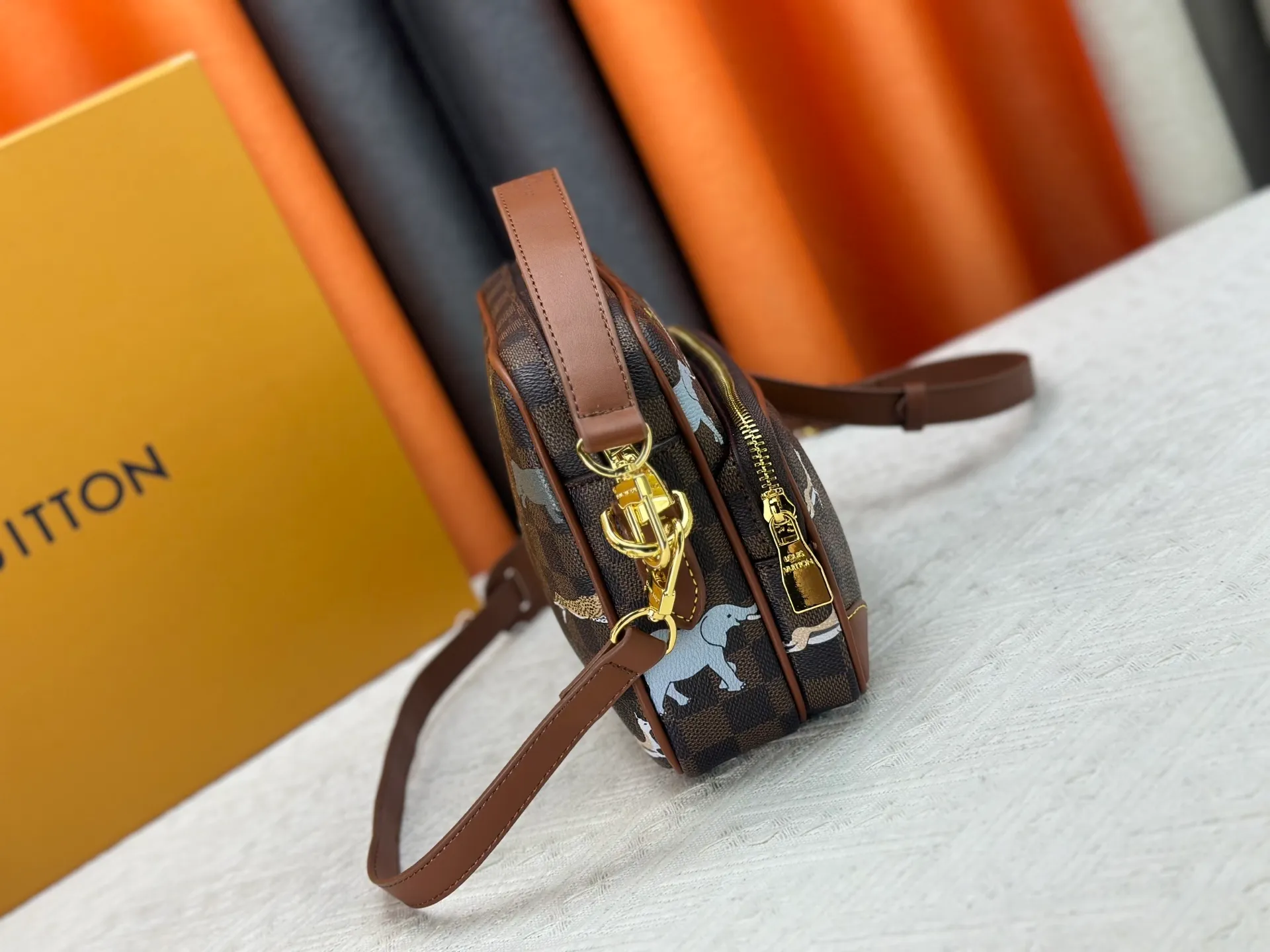 P260 Upgraded original M13987 M14016 M14988 M26068 M15296 M14682 M14025 This Nil handbag shines with the elegant luster of cow leather, and the Louis Vuitton Paris patch is fixed on the front with beaded rivets. The side lock buckle highlights the urban style, and the main compartment zipper pull is embellished with LV lettering. Dimensions: 25.0 x 17.5 x 11.0 cm (length x height x width)
