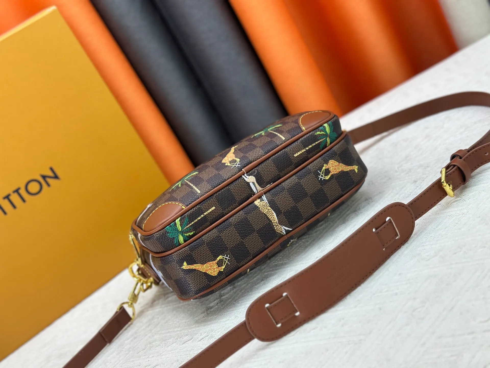 P260 Upgraded original M13987 M14016 M14988 M26068 M15296 M14682 M14025 This Nil handbag shines with the elegant luster of cow leather, and the Louis Vuitton Paris patch is fixed on the front with beaded rivets. The side lock buckle highlights the urban style, and the main compartment zipper pull is embellished with LV lettering. Dimensions: 25.0 x 17.5 x 11.0 cm (length x height x width)