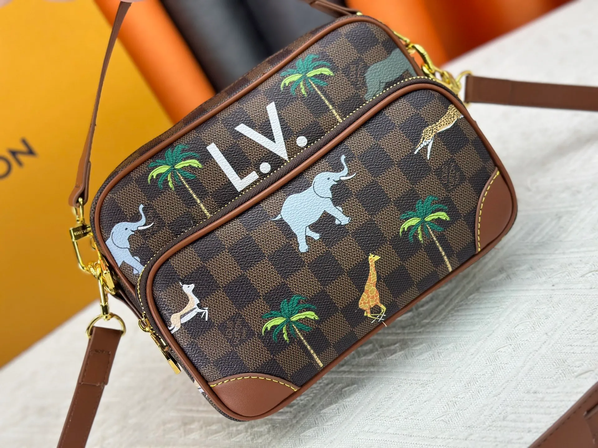P260 Upgraded original M13987 M14016 M14988 M26068 M15296 M14682 M14025 This Nil handbag shines with the elegant luster of cow leather, and the Louis Vuitton Paris patch is fixed on the front with beaded rivets. The side lock buckle highlights the urban style, and the main compartment zipper pull is embellished with LV lettering. Dimensions: 25.0 x 17.5 x 11.0 cm (length x height x width)