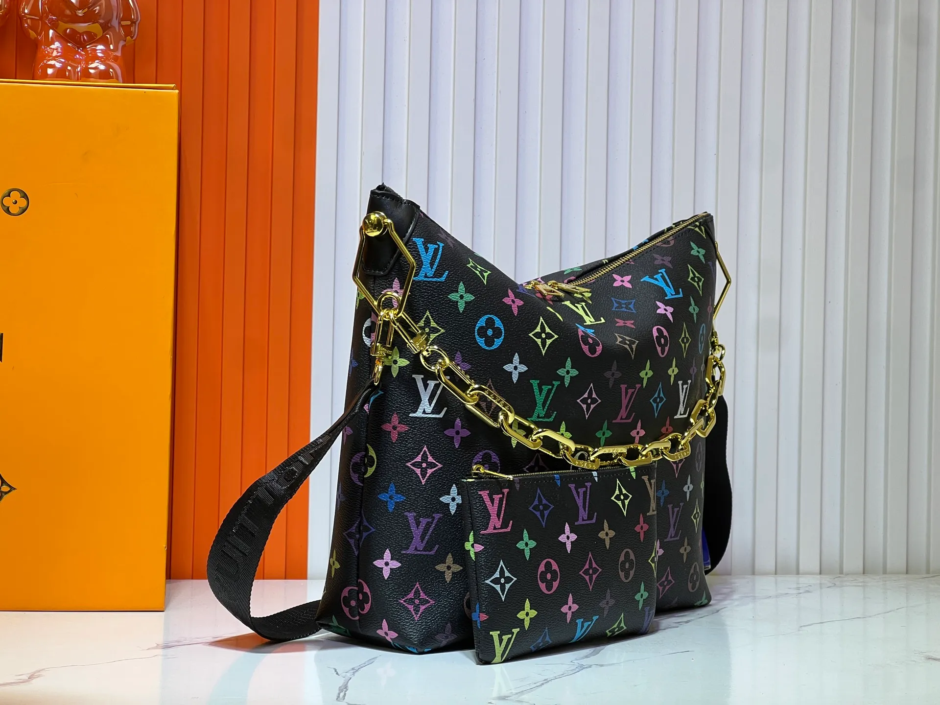 Batch 260💰Upgraded original M12068 M12071 M12072 This new Coussin series of hobo bags combines fashion and functionality, and combines the series’ iconic design elements. The bag is made of smooth cotton-paved leather and is embossed with the brand's Monogram pattern. The signature thick chain strap is accented with gold-tone hardware, while the wide detachable textile shoulder strap allows you to carry it in different ways. This versatile style is large enough to hold a laptop and features a removable zip pocket. Dimensions: 38x33x10 cm