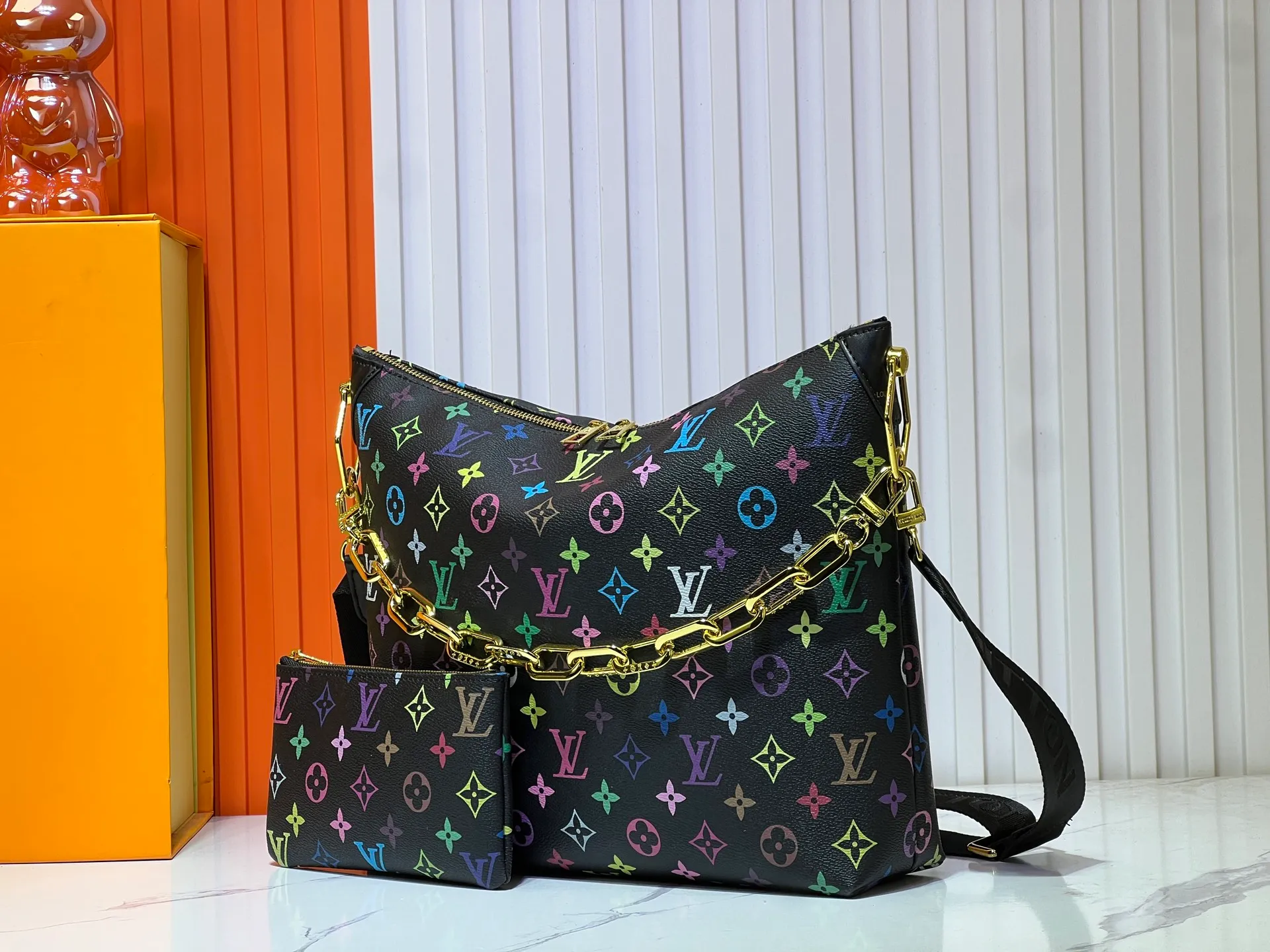Batch 260💰Upgraded original M12068 M12071 M12072 This new Coussin series of hobo bags combines fashion and functionality, and combines the series’ iconic design elements. The bag is made of smooth cotton-paved leather and is embossed with the brand's Monogram pattern. The signature thick chain strap is accented with gold-tone hardware, while the wide detachable textile shoulder strap allows you to carry it in different ways. This versatile style is large enough to hold a laptop and features a removable zip pocket. Dimensions: 38x33x10 cm