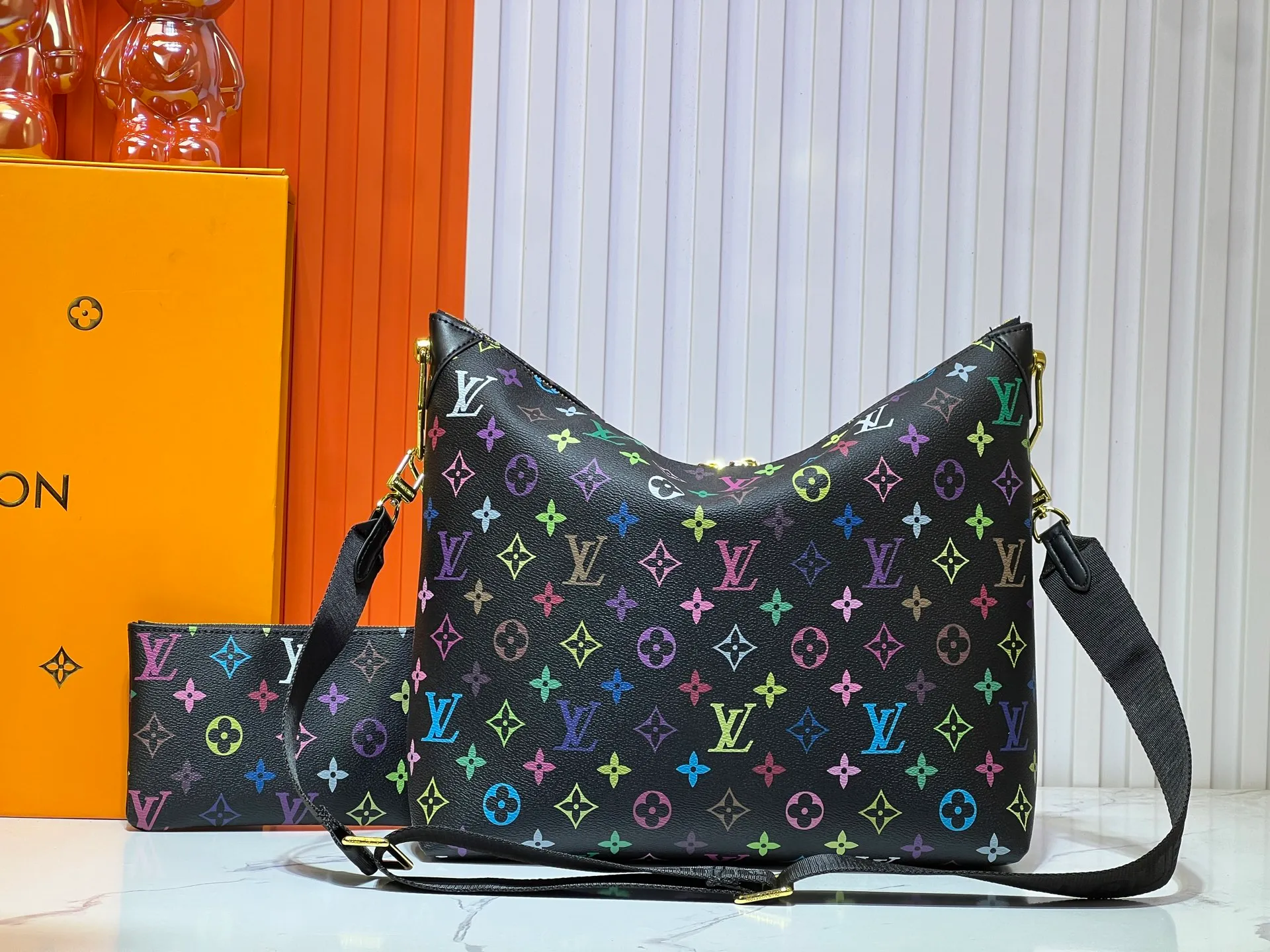 Batch 260💰Upgraded original M12068 M12071 M12072 This new Coussin series of hobo bags combines fashion and functionality, and combines the series’ iconic design elements. The bag is made of smooth cotton-paved leather and is embossed with the brand's Monogram pattern. The signature thick chain strap is accented with gold-tone hardware, while the wide detachable textile shoulder strap allows you to carry it in different ways. This versatile style is large enough to hold a laptop and features a removable zip pocket. Dimensions: 38x33x10 cm