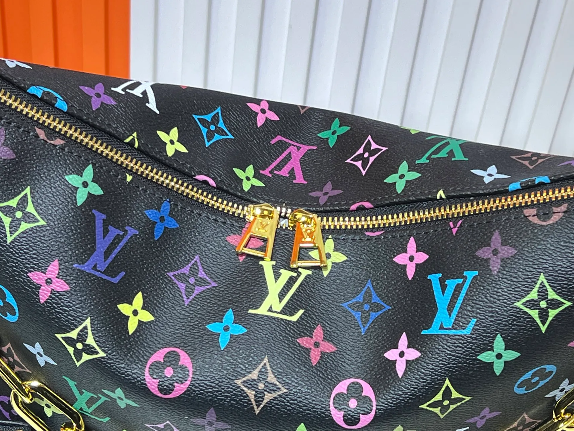 Batch 260💰Upgraded original M12068 M12071 M12072 This new Coussin series of hobo bags combines fashion and functionality, and combines the series’ iconic design elements. The bag is made of smooth cotton-paved leather and is embossed with the brand's Monogram pattern. The signature thick chain strap is accented with gold-tone hardware, while the wide detachable textile shoulder strap allows you to carry it in different ways. This versatile style is large enough to hold a laptop and features a removable zip pocket. Dimensions: 38x33x10 cm