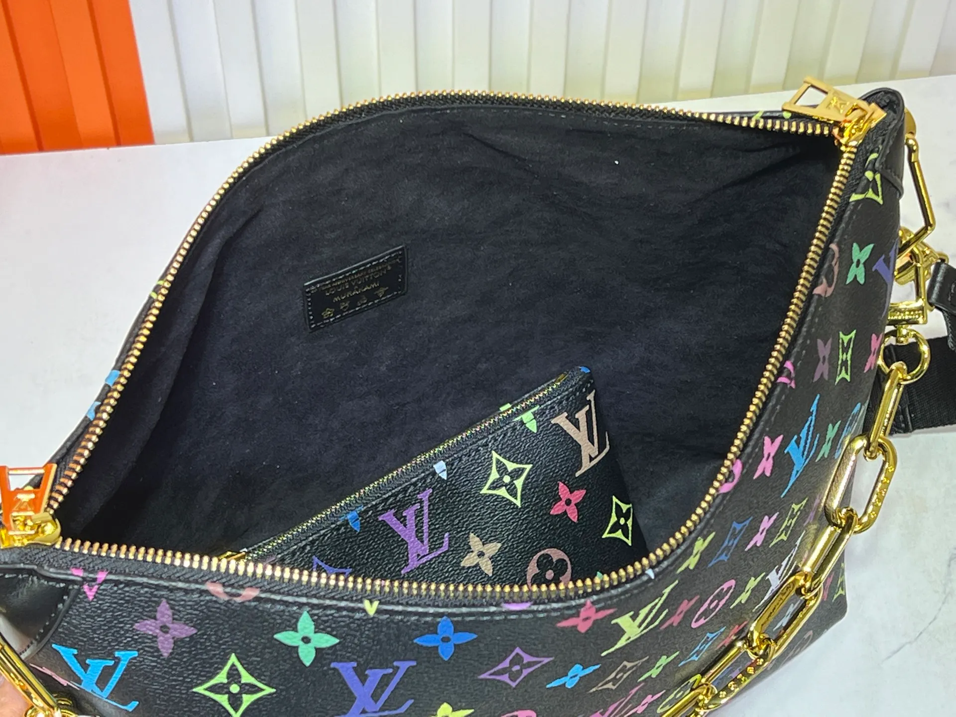 Batch 260💰Upgraded original M12068 M12071 M12072 This new Coussin series of hobo bags combines fashion and functionality, and combines the series’ iconic design elements. The bag is made of smooth cotton-paved leather and is embossed with the brand's Monogram pattern. The signature thick chain strap is accented with gold-tone hardware, while the wide detachable textile shoulder strap allows you to carry it in different ways. This versatile style is large enough to hold a laptop and features a removable zip pocket. Dimensions: 38x33x10 cm