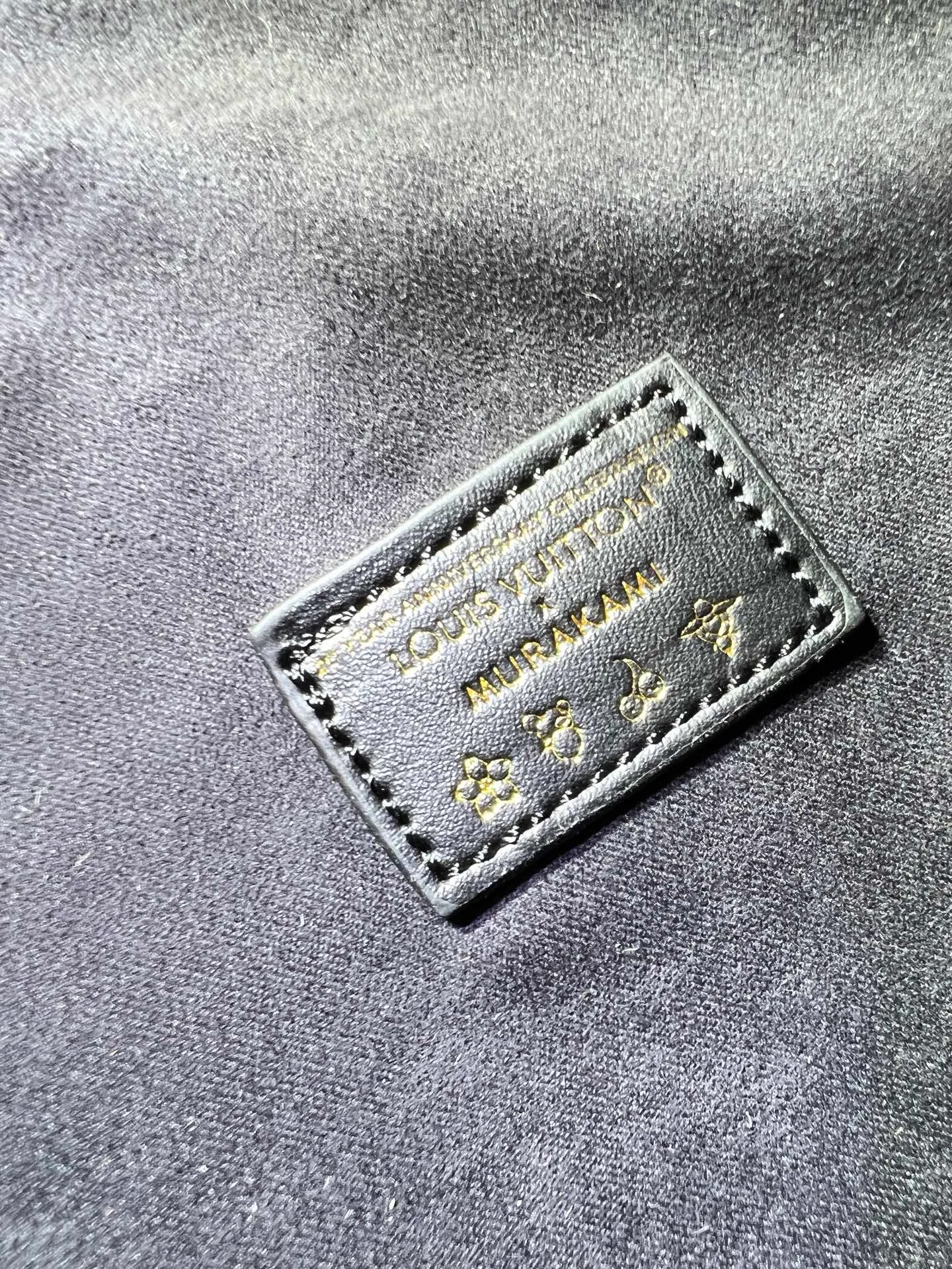 Batch 260💰Upgraded original M12068 M12071 M12072 This new Coussin series of hobo bags combines fashion and functionality, and combines the series’ iconic design elements. The bag is made of smooth cotton-paved leather and is embossed with the brand's Monogram pattern. The signature thick chain strap is accented with gold-tone hardware, while the wide detachable textile shoulder strap allows you to carry it in different ways. This versatile style is large enough to hold a laptop and features a removable zip pocket. Dimensions: 38x33x10 cm