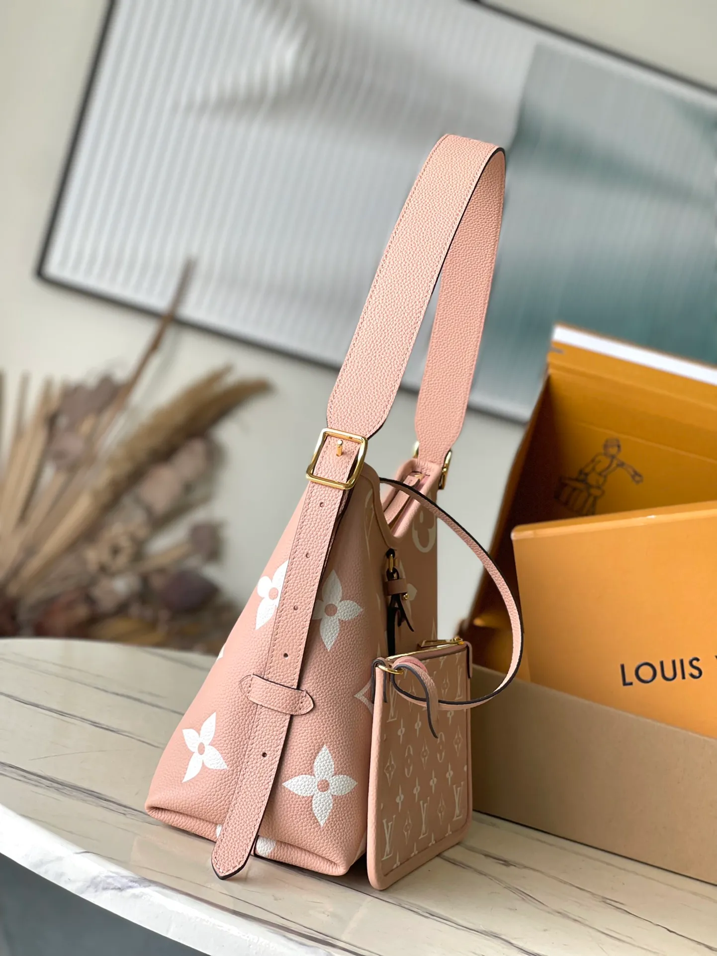 💰1180 (top layer leather) top original order M46298 This small CarryAll handbag is made of Monogram Empreinte embossed leather, with a soft texture that fits the body shape. The sophisticated interior features a detachable zippered pocket, which can be safely opened and closed for daily use. Adjustable shoulder strap allows for hand, shoulder and cross-body wear options. Dimensions: 29.5 × 24 × 12 cm