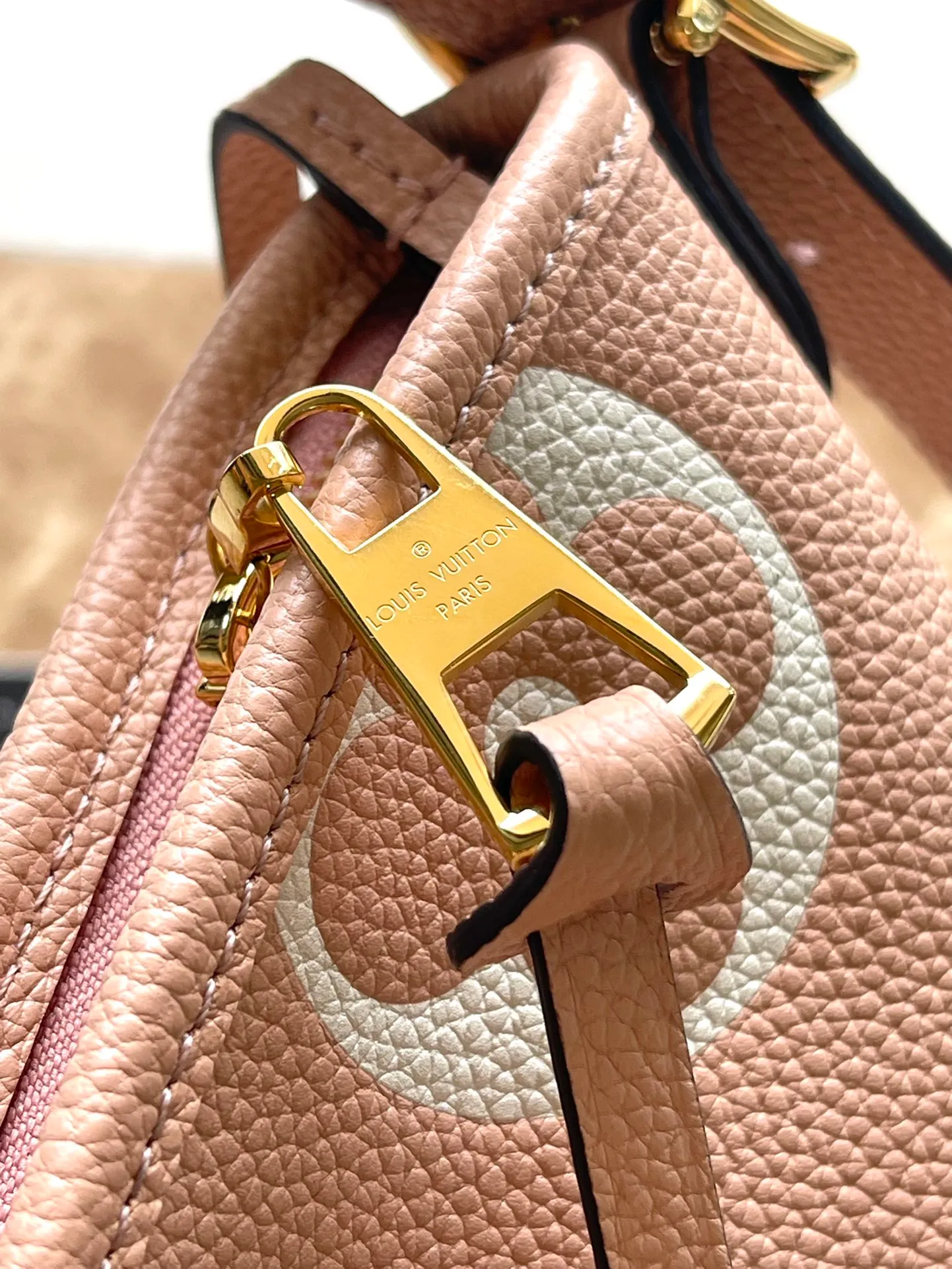 💰1180 (top layer leather) top original order M46298 This small CarryAll handbag is made of Monogram Empreinte embossed leather, with a soft texture that fits the body shape. The sophisticated interior features a detachable zippered pocket, which can be safely opened and closed for daily use. Adjustable shoulder strap allows for hand, shoulder and cross-body wear options. Dimensions: 29.5 × 24 × 12 cm