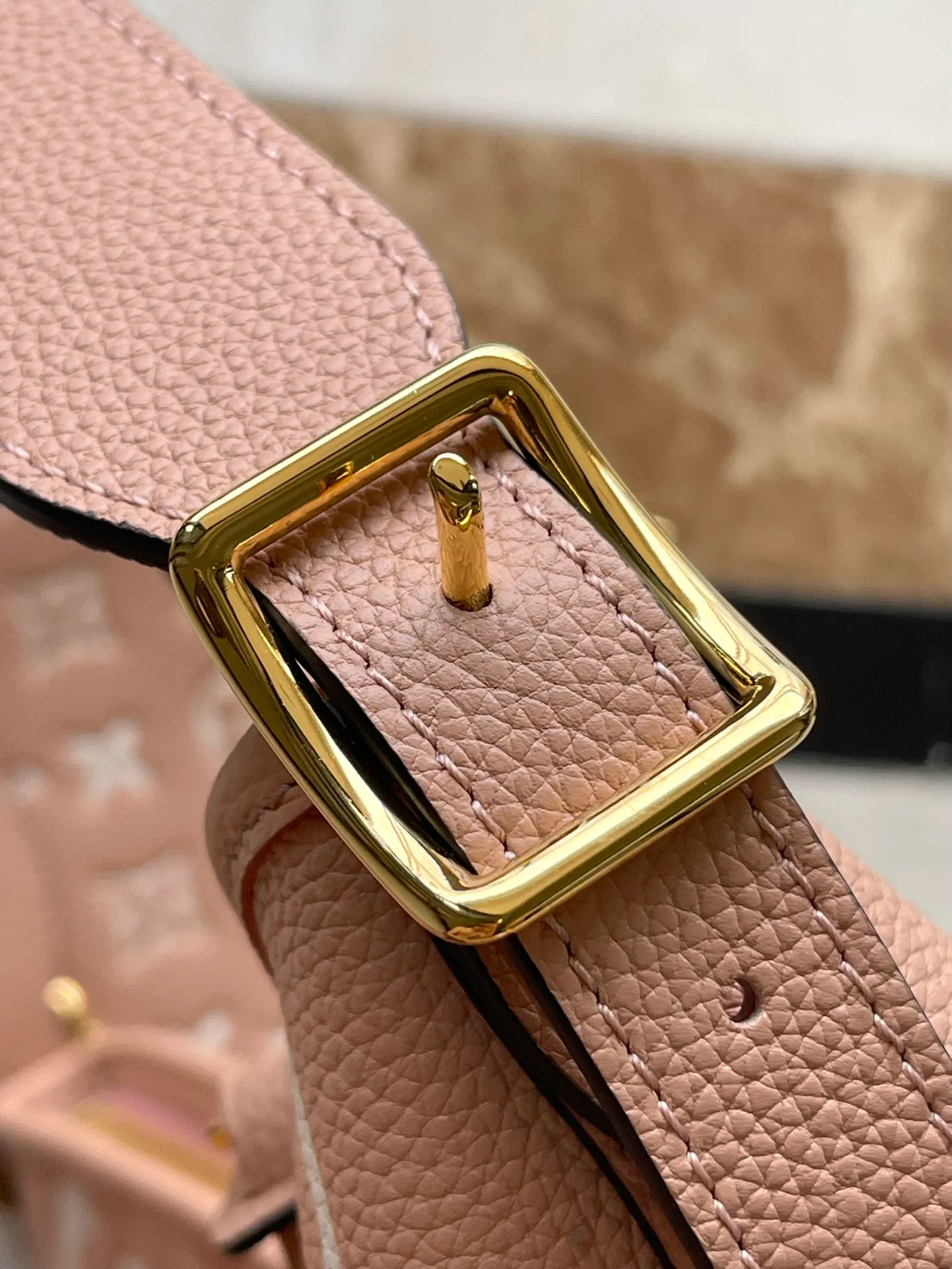 💰1180 (top layer leather) top original order M46298 This small CarryAll handbag is made of Monogram Empreinte embossed leather, with a soft texture that fits the body shape. The sophisticated interior features a detachable zippered pocket, which can be safely opened and closed for daily use. Adjustable shoulder strap allows for hand, shoulder and cross-body wear options. Dimensions: 29.5 × 24 × 12 cm