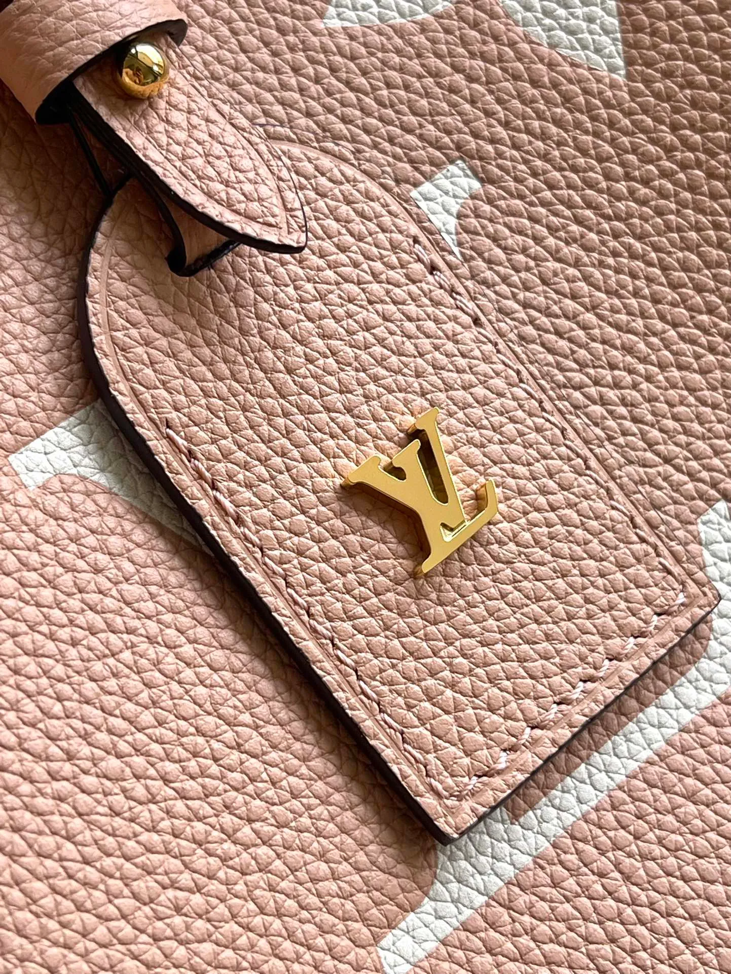 💰1180 (top layer leather) top original order M46298 This small CarryAll handbag is made of Monogram Empreinte embossed leather, with a soft texture that fits the body shape. The sophisticated interior features a detachable zippered pocket, which can be safely opened and closed for daily use. Adjustable shoulder strap allows for hand, shoulder and cross-body wear options. Dimensions: 29.5 × 24 × 12 cm