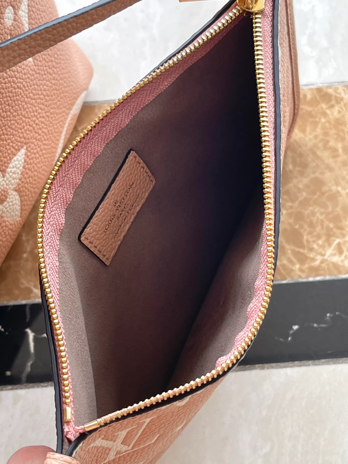 💰1180 (top layer leather) top original order M46298 This small CarryAll handbag is made of Monogram Empreinte embossed leather, with a soft texture that fits the body shape. The sophisticated interior features a detachable zippered pocket, which can be safely opened and closed for daily use. Adjustable shoulder strap allows for hand, shoulder and cross-body wear options. Dimensions: 29.5 × 24 × 12 cm