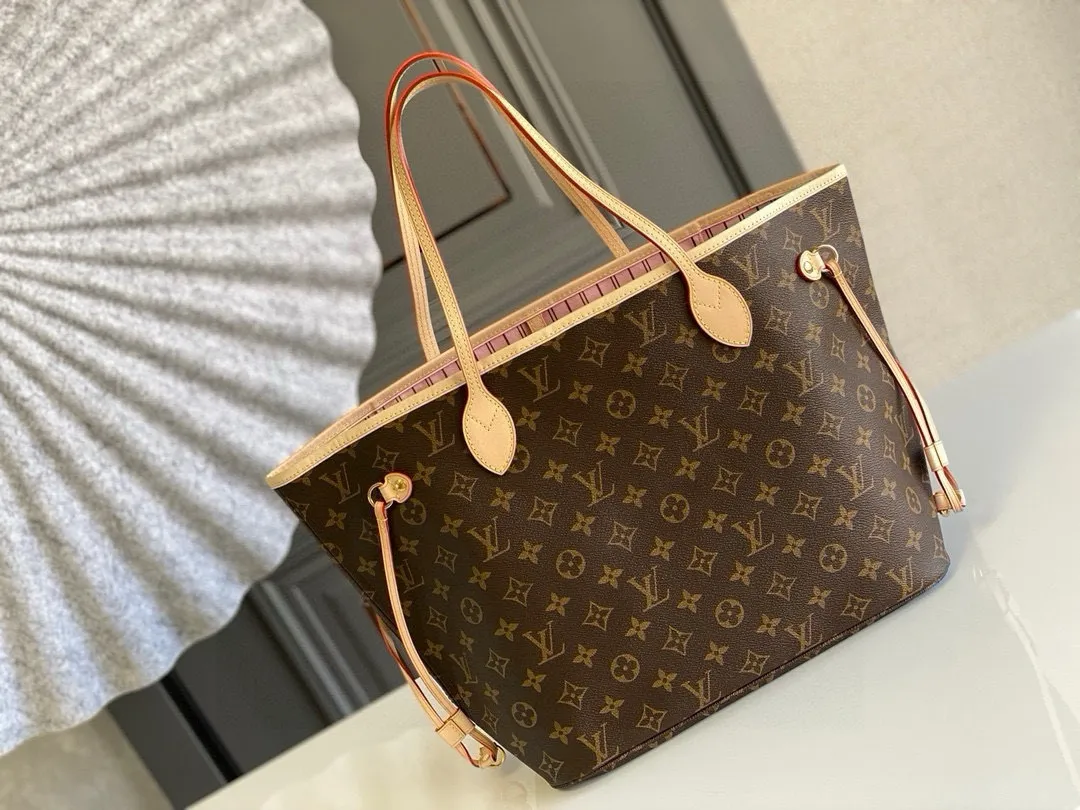 💰760 (medium steel nails) top original order M50366 NEVERFULL medium handbag Neverfull classic handbag, explore the exquisite details inside the bag. The redesigned interior pockets feature a fresh fabric lining, especially the detachable zippered clutch, which can be used alone as a sophisticated clutch or as an additional pocket. Bright lining tones add a more lively feel to Monogram's classic canvas. Detailed features 31 x 28 x 14 cm (Length x Height x Width) Redesigned interior pocket with details inspired by the Louis Vuitton archives Pocket lined with linen fabric Removable zipped clutch with tonal interior pocket Natural cowhide leather trim Shiny gold-tone hardware Handles: Double handle