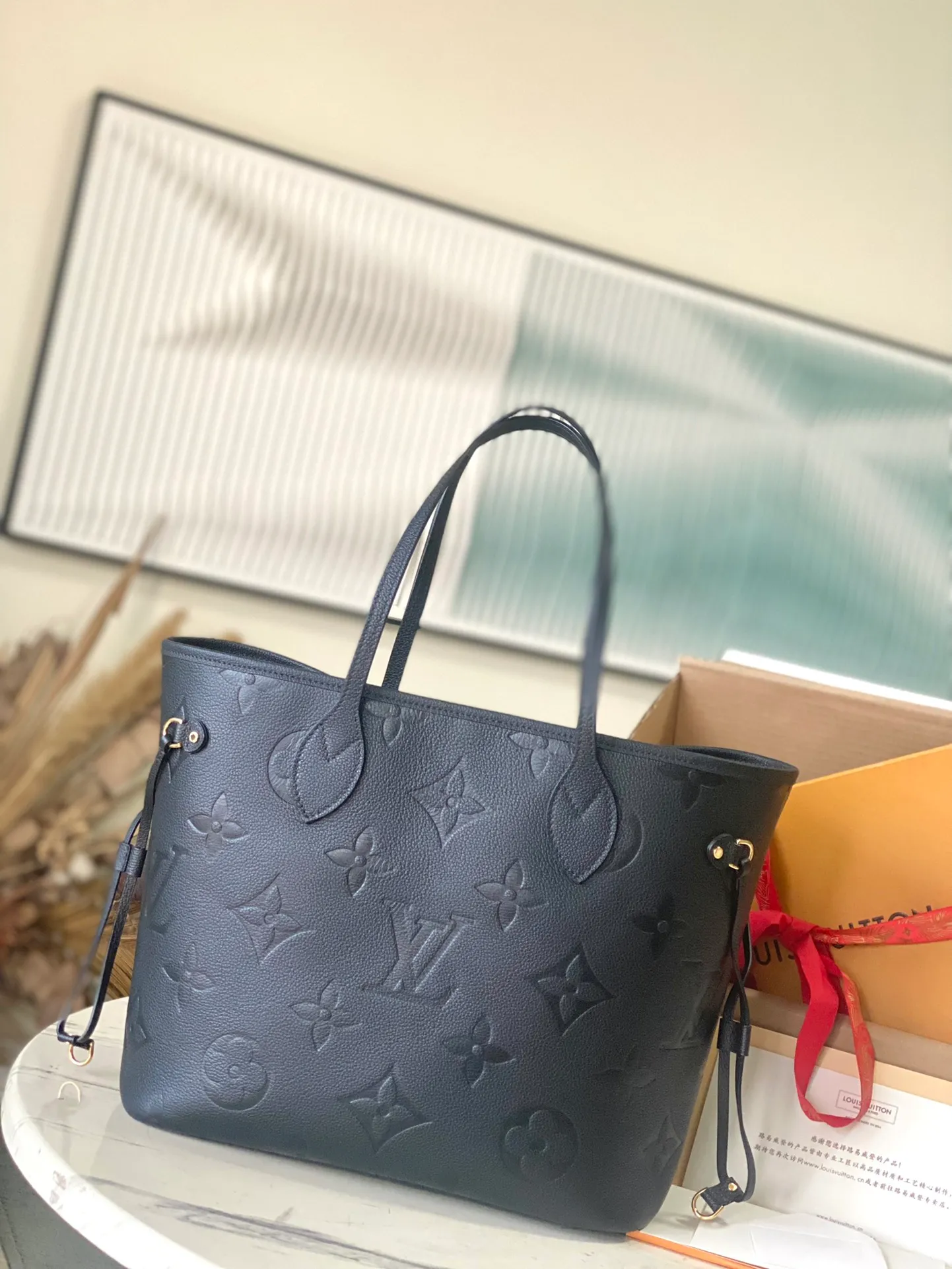 💰1180 (top layer leather) top original order M45685. Support counter inspection. The photos taken of duty-free goods are consistent with the product without opening the packaging. This product is an exclusive duty-free product in the market and is the highest-end product. Inspection is supported. This product has passed strict inspection and is flawless. Please wear gloves when touching the product. This product is not returnable or exchangeable. Please confirm the product first and then remove the label on the handle. This product is temporarily not open to the public, only regular customers, and is in short supply. Dimensions: 31 x 28 x 14 cm