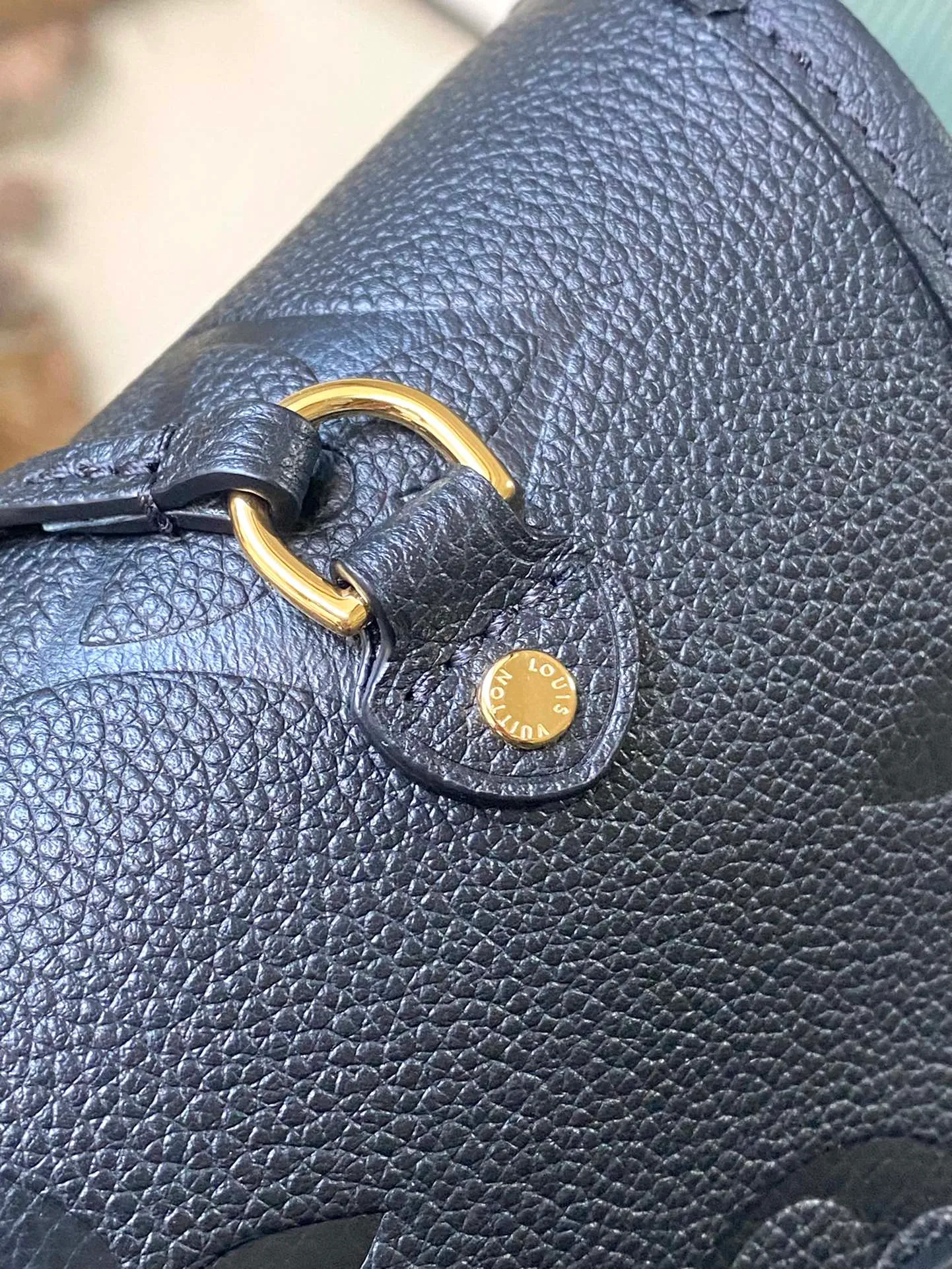 💰1180 (top layer leather) top original order M45685. Support counter inspection. The photos taken of duty-free goods are consistent with the product without opening the packaging. This product is an exclusive duty-free product in the market and is the highest-end product. Inspection is supported. This product has passed strict inspection and is flawless. Please wear gloves when touching the product. This product is not returnable or exchangeable. Please confirm the product first and then remove the label on the handle. This product is temporarily not open to the public, only regular customers, and is in short supply. Dimensions: 31 x 28 x 14 cm