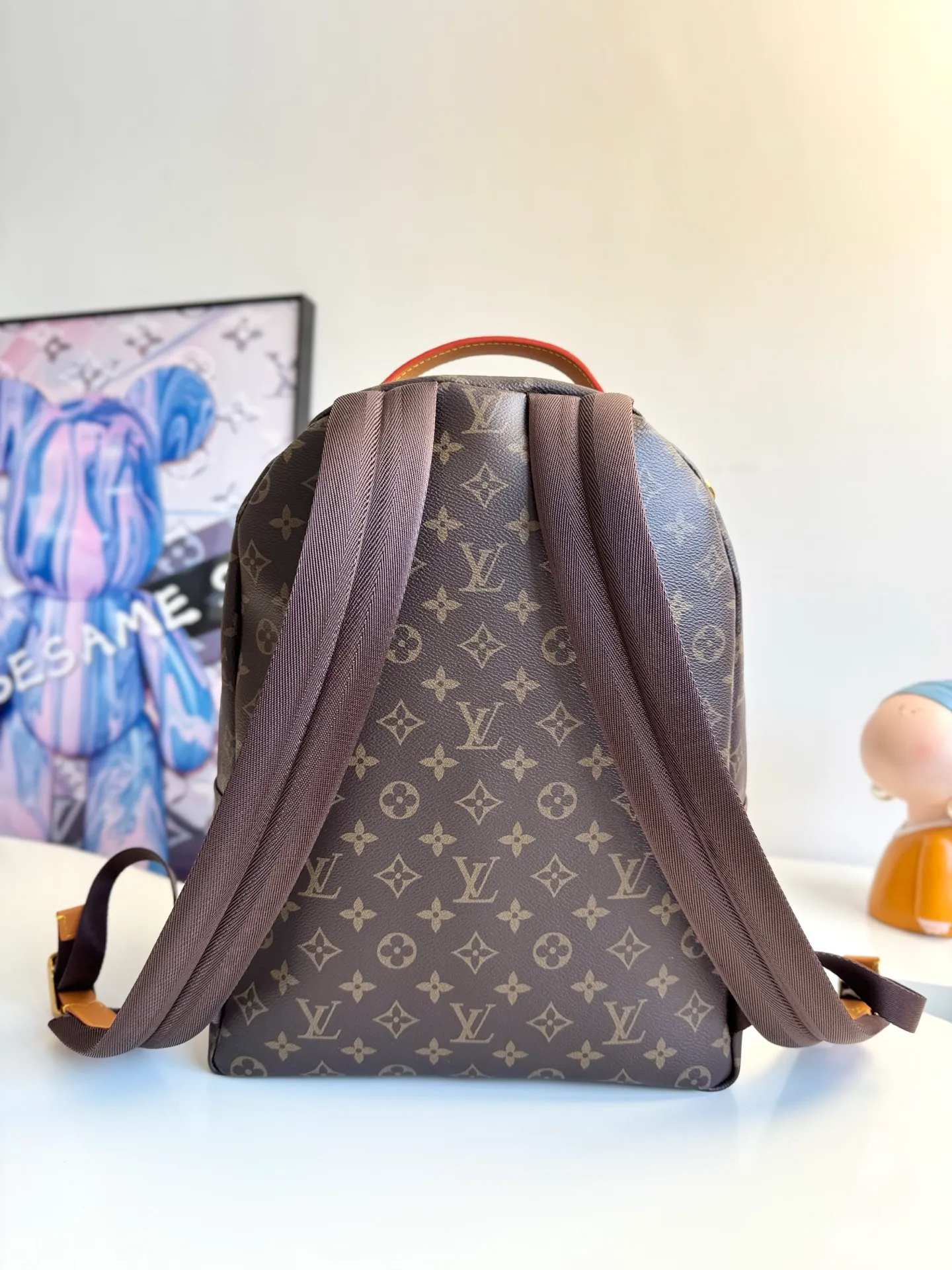 💰940 Exclusive real shot of the top original single M25979! This Discovery Cargo backpack is made of Monogram canvas with distressed cow leather trim and a solid fabric lining, upgrading your daily look with a handsome style. There's plenty of room for a 14-inch laptop, a front cargo pocket makes it easy to store a small tablet, and an interior slip pocket keeps your phone and wallet handy. Size: 39×30×19cm