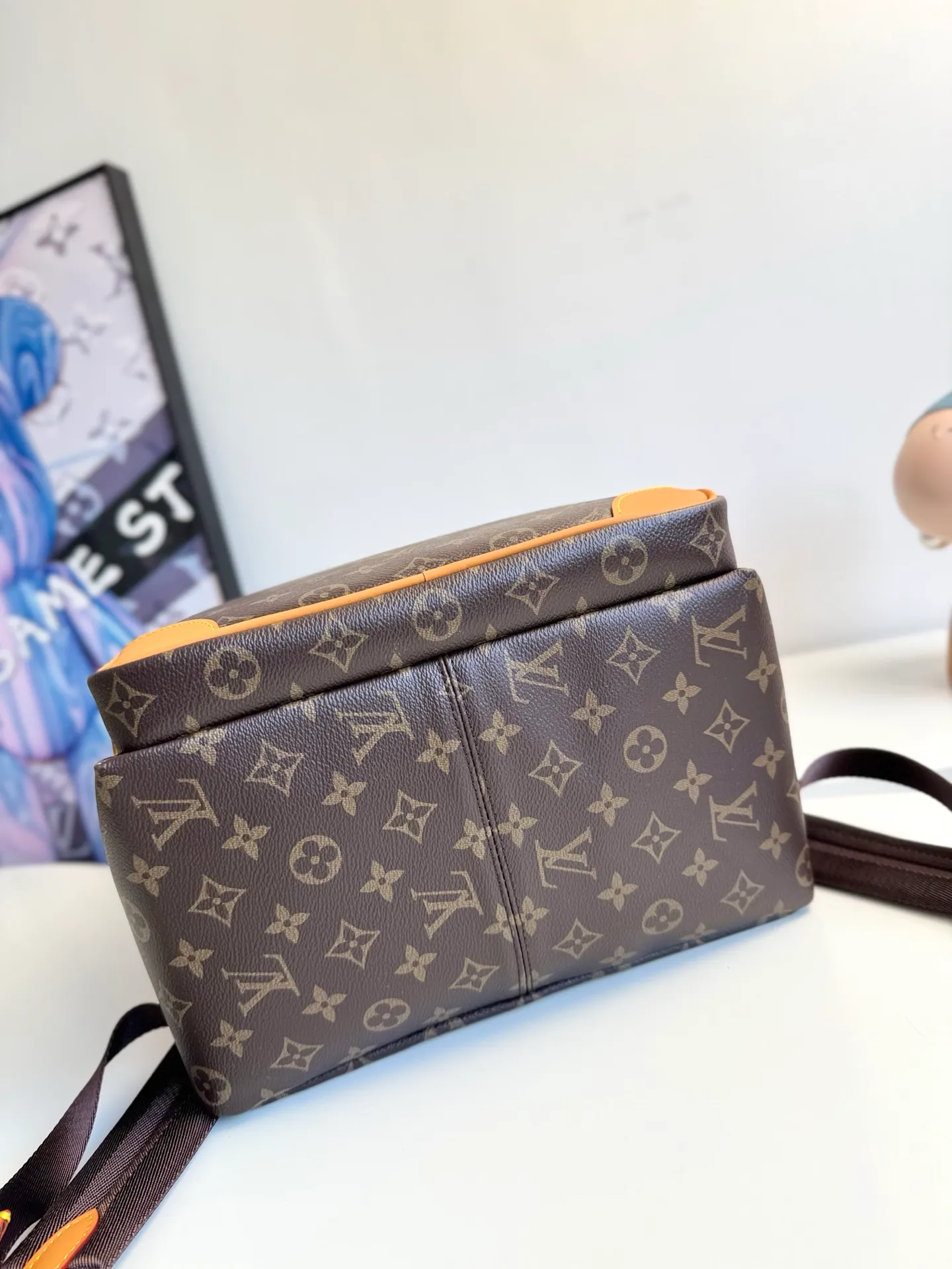 💰940 Exclusive real shot of the top original single M25979! This Discovery Cargo backpack is made of Monogram canvas with distressed cow leather trim and a solid fabric lining, upgrading your daily look with a handsome style. There's plenty of room for a 14-inch laptop, a front cargo pocket makes it easy to store a small tablet, and an interior slip pocket keeps your phone and wallet handy. Size: 39×30×19cm