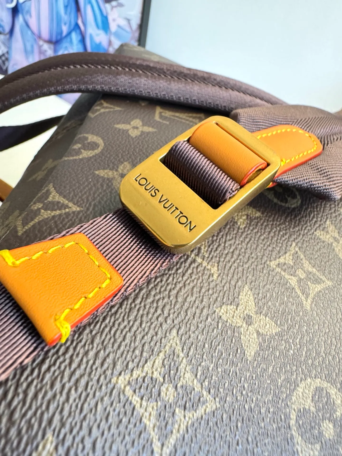 💰940 Exclusive real shot of the top original single M25979! This Discovery Cargo backpack is made of Monogram canvas with distressed cow leather trim and a solid fabric lining, upgrading your daily look with a handsome style. There's plenty of room for a 14-inch laptop, a front cargo pocket makes it easy to store a small tablet, and an interior slip pocket keeps your phone and wallet handy. Size: 39×30×19cm
