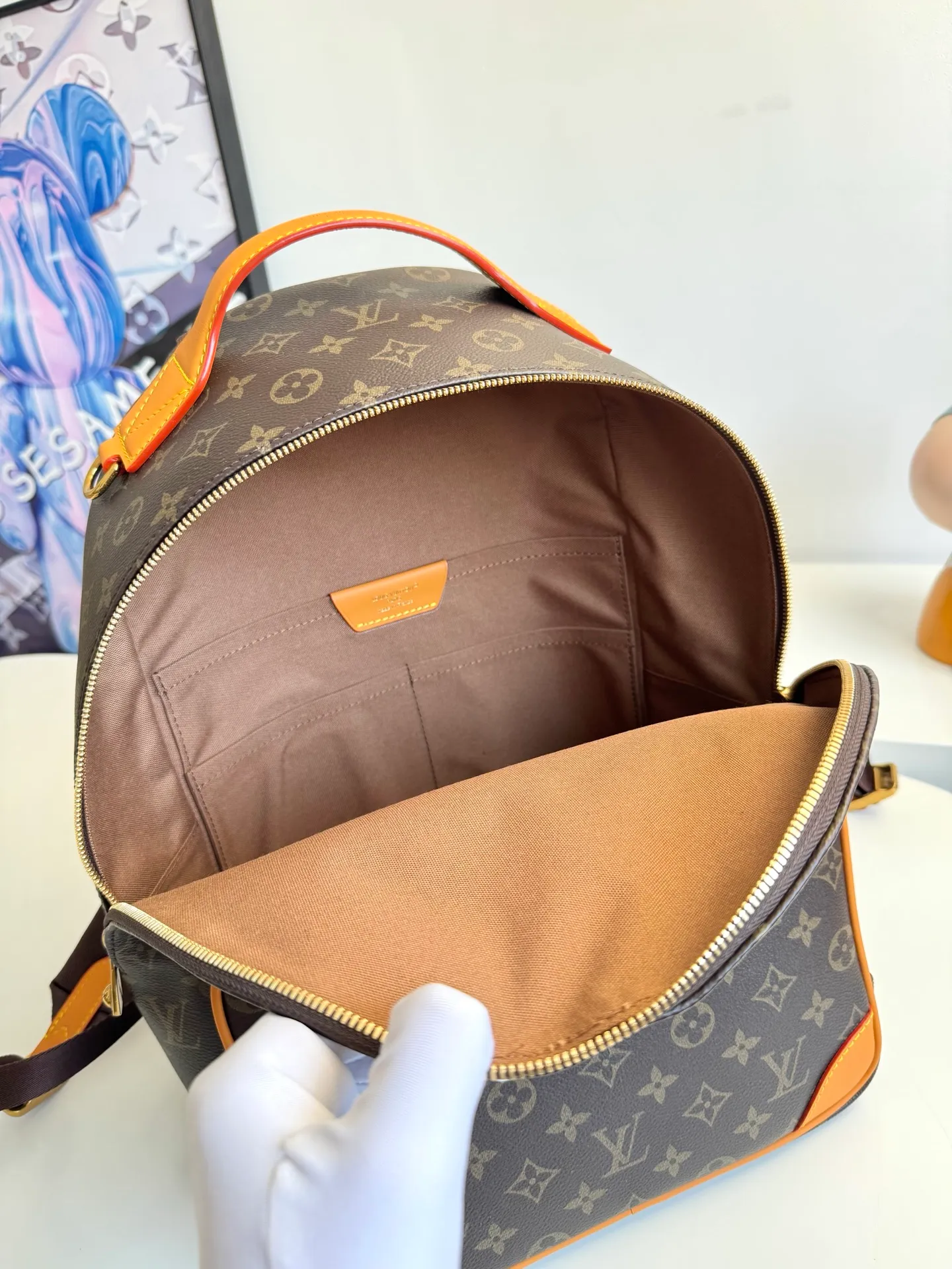 💰940 Exclusive real shot of the top original single M25979! This Discovery Cargo backpack is made of Monogram canvas with distressed cow leather trim and a solid fabric lining, upgrading your daily look with a handsome style. There's plenty of room for a 14-inch laptop, a front cargo pocket makes it easy to store a small tablet, and an interior slip pocket keeps your phone and wallet handy. Size: 39×30×19cm