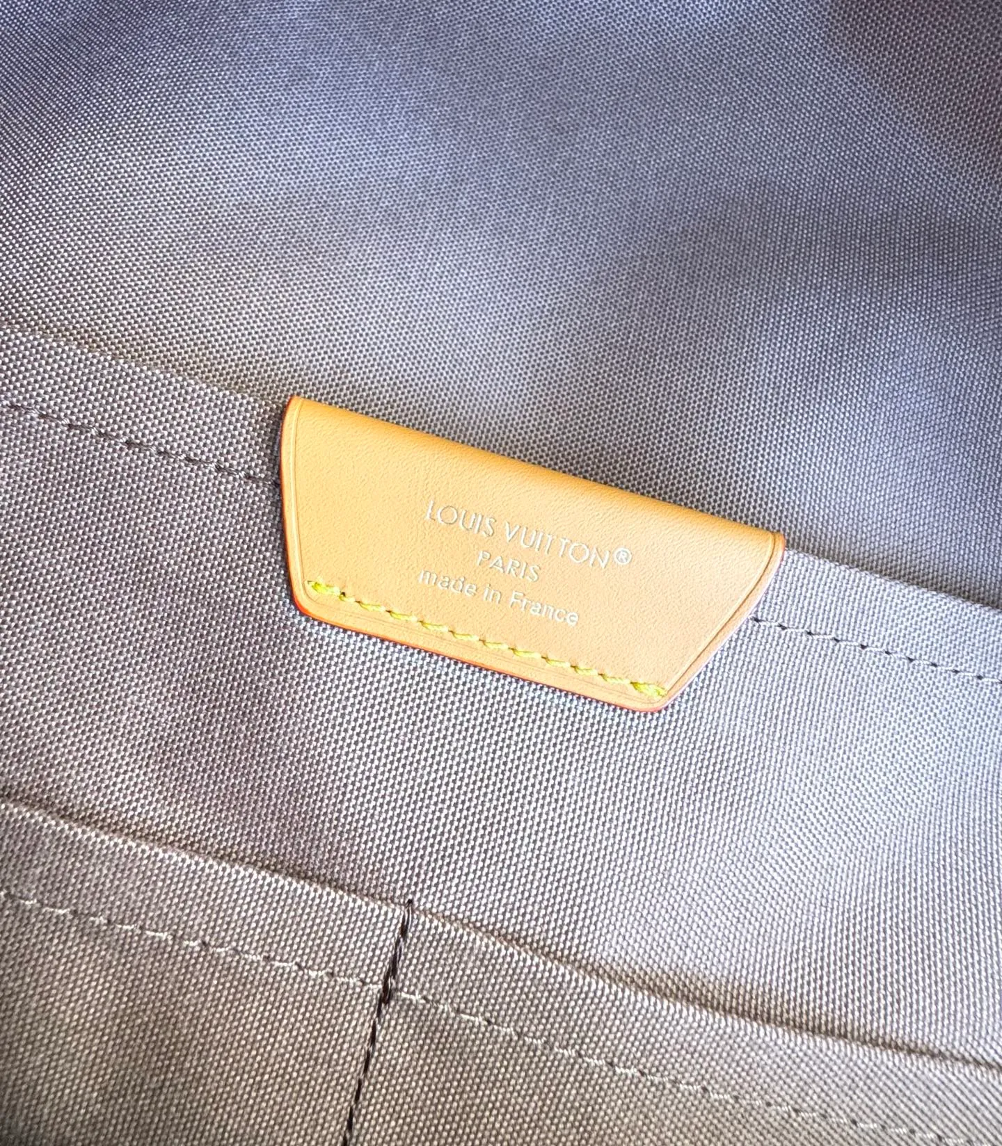 💰940 Exclusive real shot of the top original single M25979! This Discovery Cargo backpack is made of Monogram canvas with distressed cow leather trim and a solid fabric lining, upgrading your daily look with a handsome style. There's plenty of room for a 14-inch laptop, a front cargo pocket makes it easy to store a small tablet, and an interior slip pocket keeps your phone and wallet handy. Size: 39×30×19cm