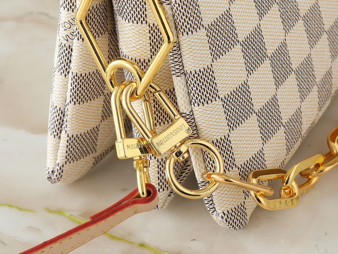 💰240💰Upgraded from the original M59598 M59389 M59396 M13233 M21259 M25218 M20770 M11401 This Coussin BB handbag is made of soft sheep leather with an embossed Monogram pattern. It has an inner compartment in a compact silhouette, making it an elegant choice for both day and night. Both the chunky chain and slim leather strap are removable, allowing for a variety of styling possibilities. Dimensions: 21.0 x 16.0 x 7.0 cm (length x height x width)
