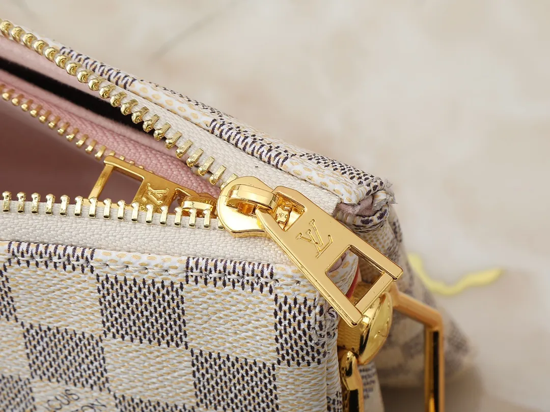 💰240💰Upgraded from the original M59598 M59389 M59396 M13233 M21259 M25218 M20770 M11401 This Coussin BB handbag is made of soft sheep leather with an embossed Monogram pattern. It has an inner compartment in a compact silhouette, making it an elegant choice for both day and night. Both the chunky chain and slim leather strap are removable, allowing for a variety of styling possibilities. Dimensions: 21.0 x 16.0 x 7.0 cm (length x height x width)