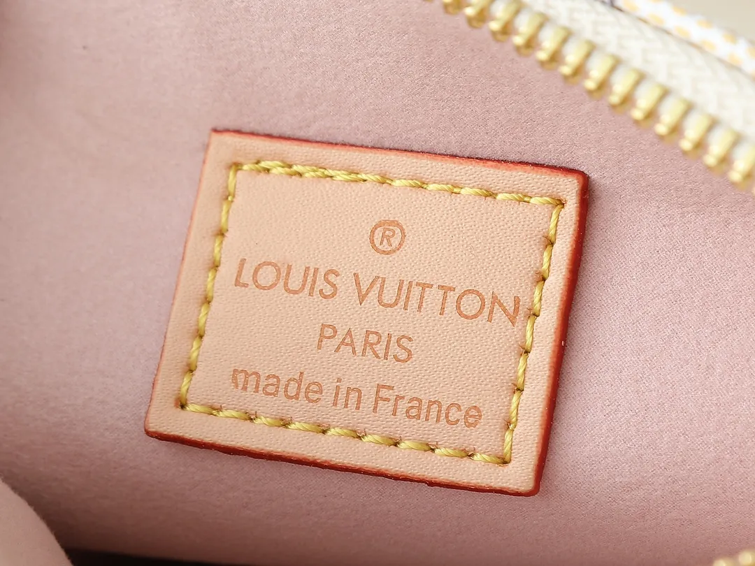 💰240💰Upgraded from the original M59598 M59389 M59396 M13233 M21259 M25218 M20770 M11401 This Coussin BB handbag is made of soft sheep leather with an embossed Monogram pattern. It has an inner compartment in a compact silhouette, making it an elegant choice for both day and night. Both the chunky chain and slim leather strap are removable, allowing for a variety of styling possibilities. Dimensions: 21.0 x 16.0 x 7.0 cm (length x height x width)