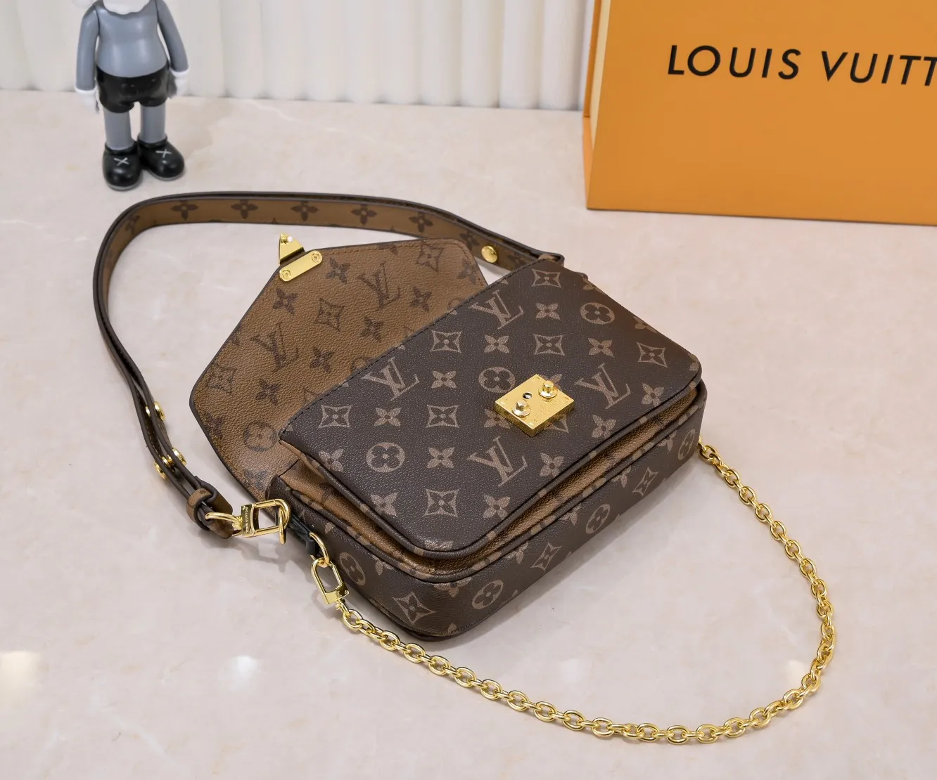 ¥280💰 Exclusive real shot-upgraded version ‼ ️M46279 presbyopia, yellow flower] LV messenger bag comes in small size. The East West Métis handbag adopts a fashionable shoulder bag shape and is full of trend. The compact bag is made from the brand's Monogram canvas, equipped with a chic S-lock closure and stylish top handles, and has a shiny polished surface. Versatile and spacious. The removable long shoulder strap makes it easy to carry on the shoulder or cross-body. It is a good companion for daily travel. Size 21.5x6x13.5cm
