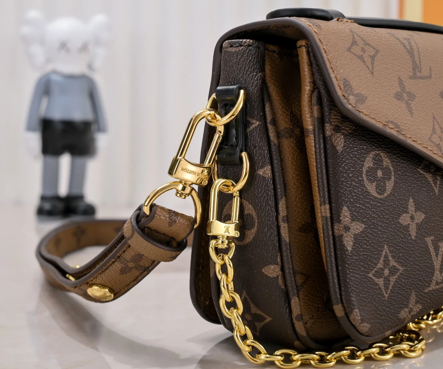 ¥280💰 Exclusive real shot-upgraded version ‼ ️M46279 presbyopia, yellow flower] LV messenger bag comes in small size. The East West Métis handbag adopts a fashionable shoulder bag shape and is full of trend. The compact bag is made from the brand's Monogram canvas, equipped with a chic S-lock closure and stylish top handles, and has a shiny polished surface. Versatile and spacious. The removable long shoulder strap makes it easy to carry on the shoulder or cross-body. It is a good companion for daily travel. Size 21.5x6x13.5cm