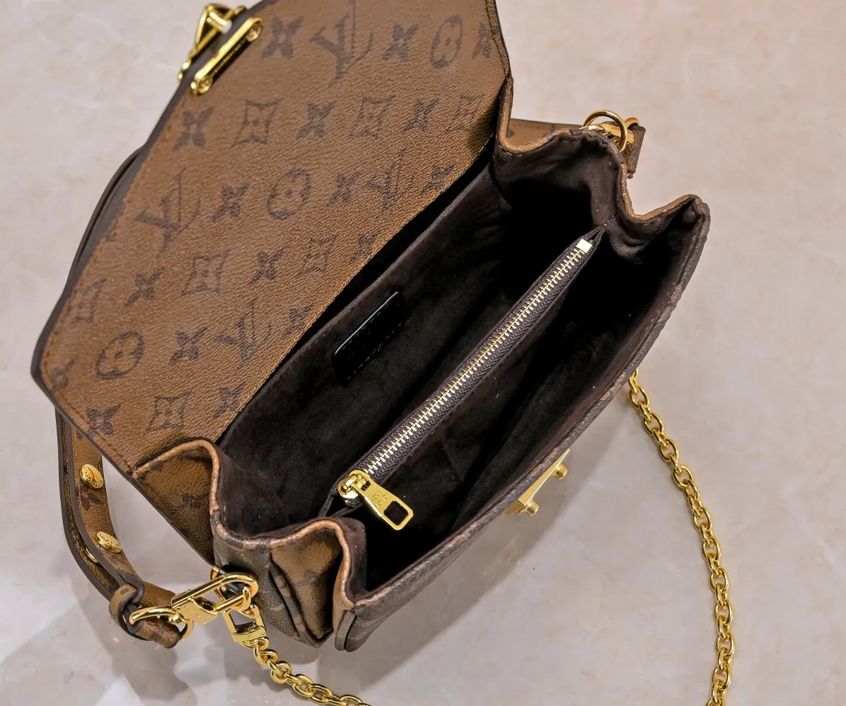 ¥280💰 Exclusive real shot-upgraded version ‼ ️M46279 presbyopia, yellow flower] LV messenger bag comes in small size. The East West Métis handbag adopts a fashionable shoulder bag shape and is full of trend. The compact bag is made from the brand's Monogram canvas, equipped with a chic S-lock closure and stylish top handles, and has a shiny polished surface. Versatile and spacious. The removable long shoulder strap makes it easy to carry on the shoulder or cross-body. It is a good companion for daily travel. Size 21.5x6x13.5cm