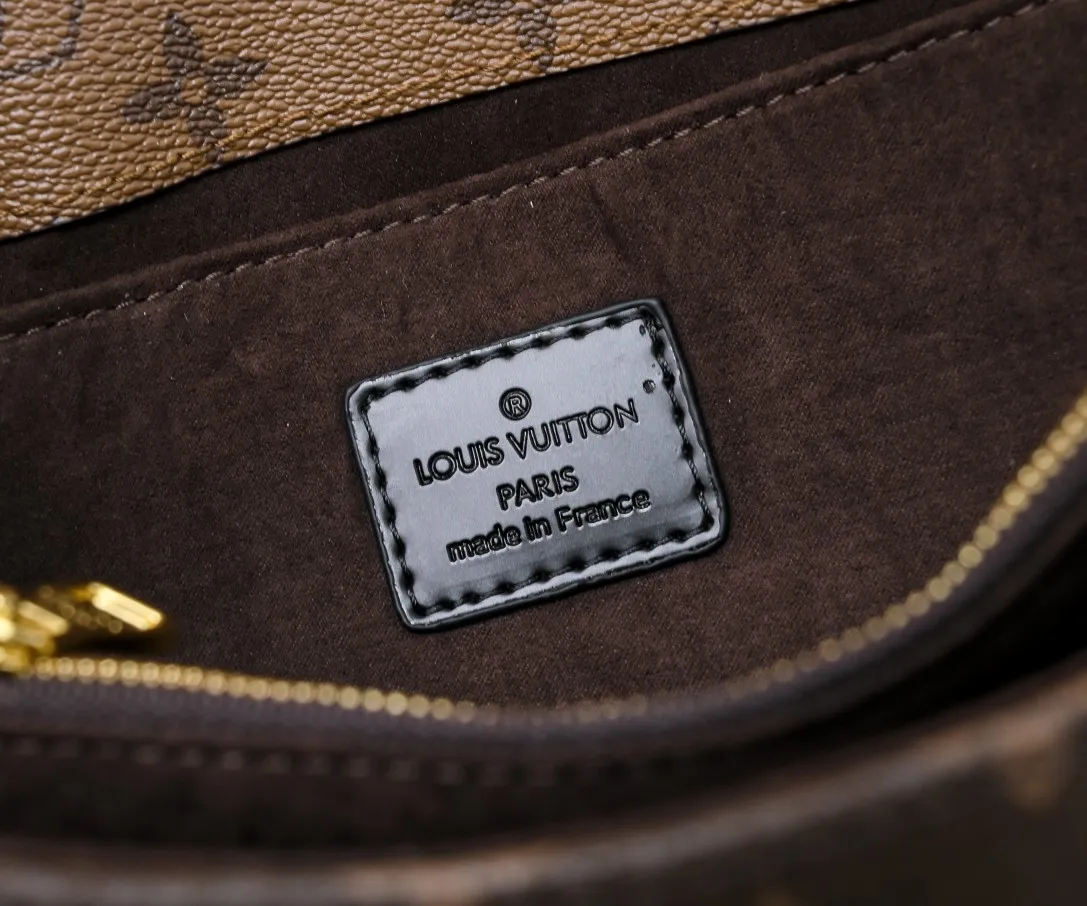 ¥280💰 Exclusive real shot-upgraded version ‼ ️M46279 presbyopia, yellow flower] LV messenger bag comes in small size. The East West Métis handbag adopts a fashionable shoulder bag shape and is full of trend. The compact bag is made from the brand's Monogram canvas, equipped with a chic S-lock closure and stylish top handles, and has a shiny polished surface. Versatile and spacious. The removable long shoulder strap makes it easy to carry on the shoulder or cross-body. It is a good companion for daily travel. Size 21.5x6x13.5cm