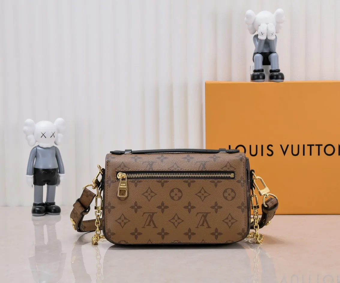¥280💰 Exclusive real shot-upgraded version ‼ ️M46279 presbyopia, yellow flower] LV messenger bag comes in small size. The East West Métis handbag adopts a fashionable shoulder bag shape and is full of trend. The compact bag is made from the brand's Monogram canvas, equipped with a chic S-lock closure and stylish top handles, and has a shiny polished surface. Versatile and spacious. The removable long shoulder strap makes it easy to carry on the shoulder or cross-body. It is a good companion for daily travel. Size 21.5x6x13.5cm