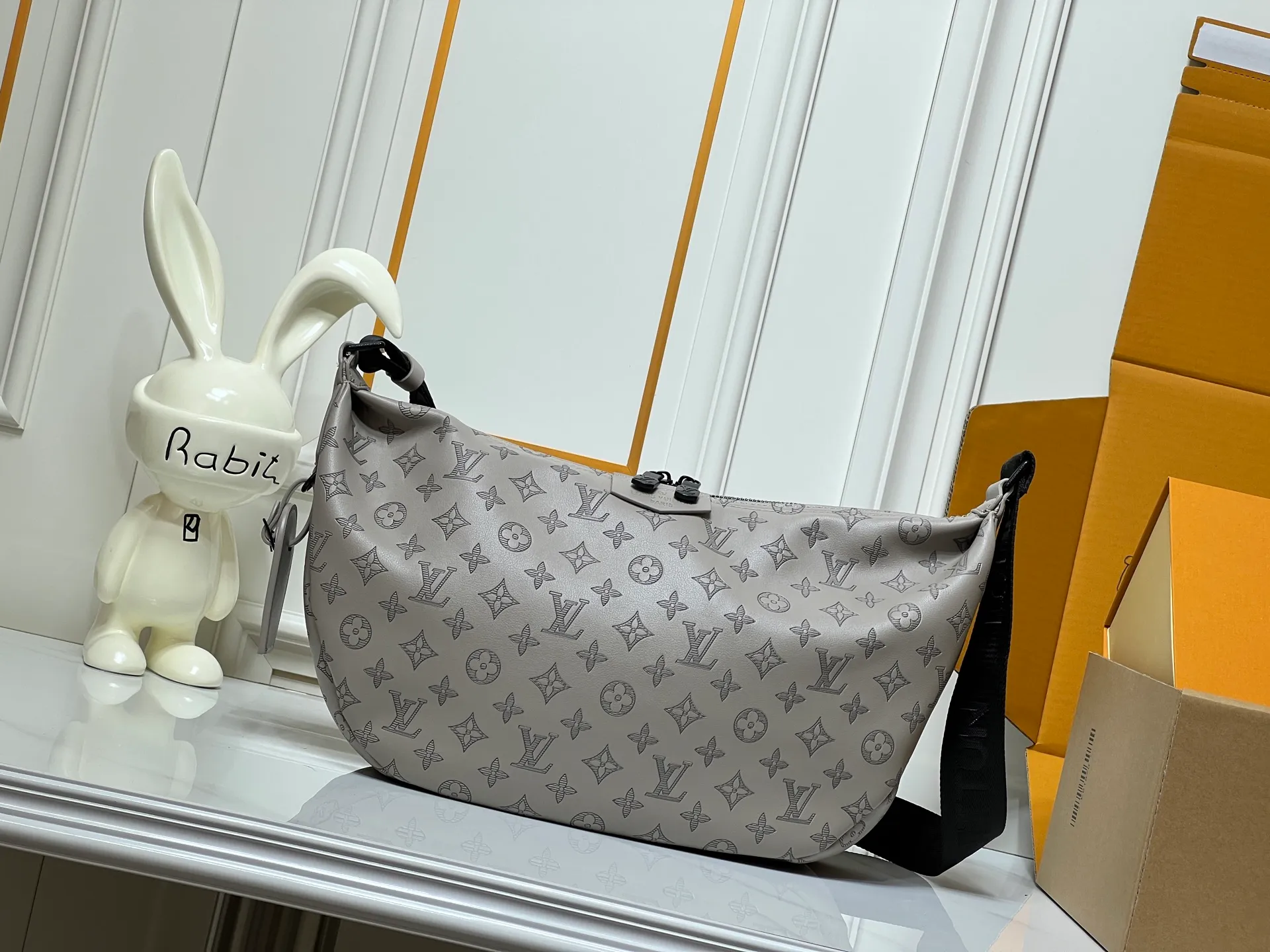 Batch 280💰Upgraded original M24468 M12850 This Hobo Hamac handbag is made of Monogram Shadow embossed cow leather to create a close-fitting design, and is equipped with a large crescent shape and an adjustable shoulder strap. The soft bag body is embossed with Monogram flowers and LV letters, and the matte texture adds a sporty feel. Dimensions: 39 x 19 x 10 (cm) ((length x height x width)