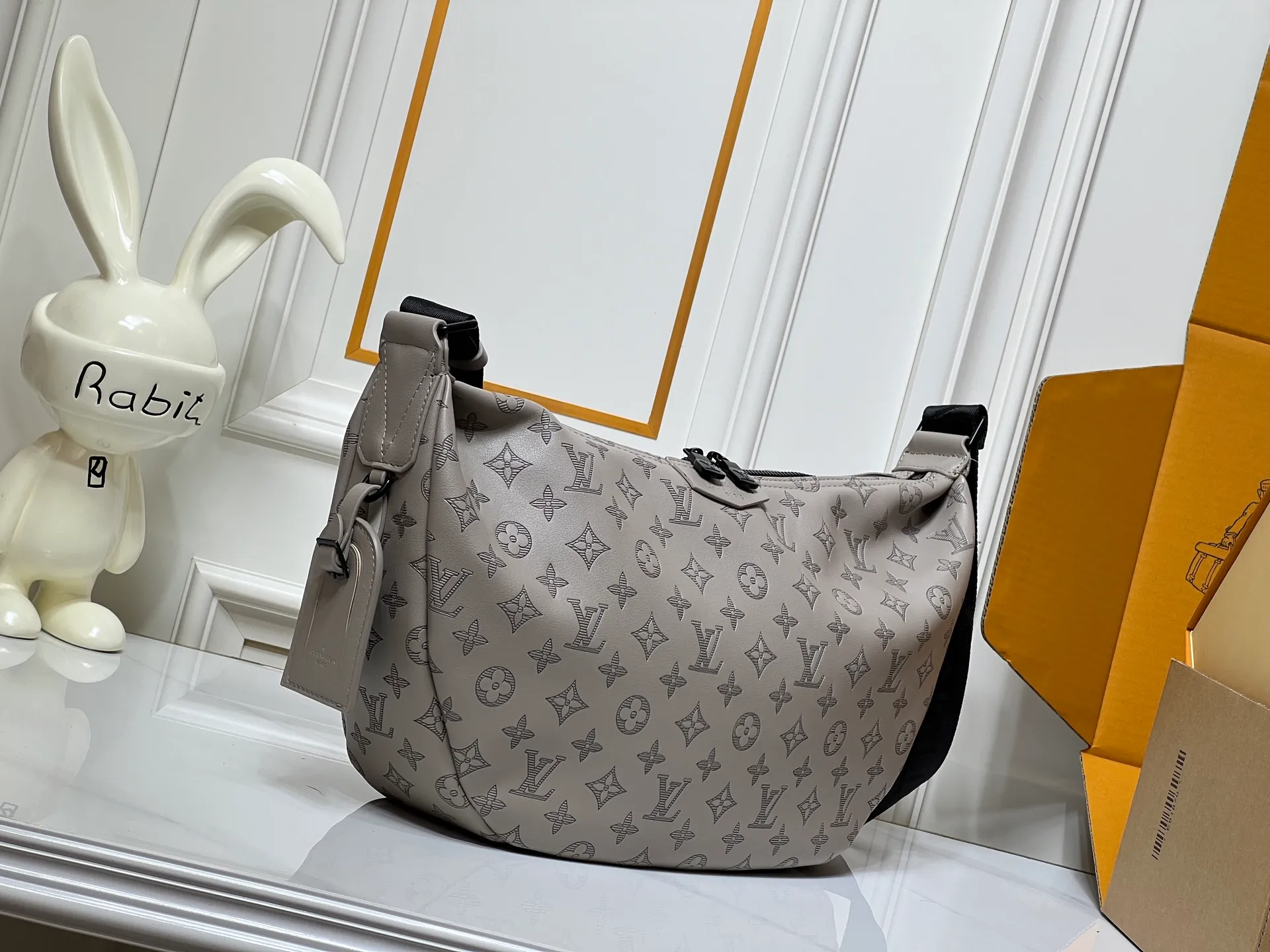 Batch 280💰Upgraded original M24468 M12850 This Hobo Hamac handbag is made of Monogram Shadow embossed cow leather to create a close-fitting design, and is equipped with a large crescent shape and an adjustable shoulder strap. The soft bag body is embossed with Monogram flowers and LV letters, and the matte texture adds a sporty feel. Dimensions: 39 x 19 x 10 (cm) ((length x height x width)