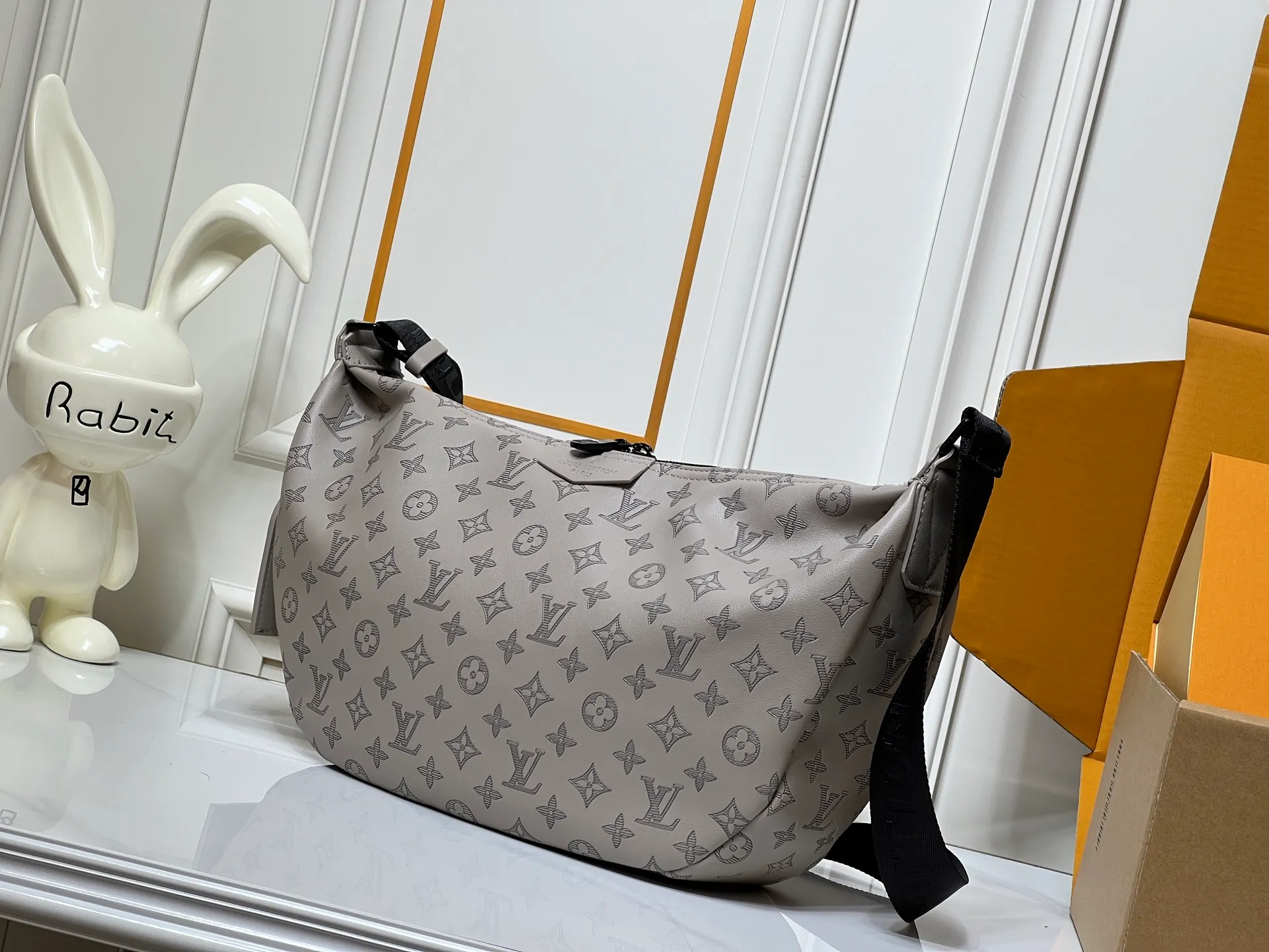 Batch 280💰Upgraded original M24468 M12850 This Hobo Hamac handbag is made of Monogram Shadow embossed cow leather to create a close-fitting design, and is equipped with a large crescent shape and an adjustable shoulder strap. The soft bag body is embossed with Monogram flowers and LV letters, and the matte texture adds a sporty feel. Dimensions: 39 x 19 x 10 (cm) ((length x height x width)